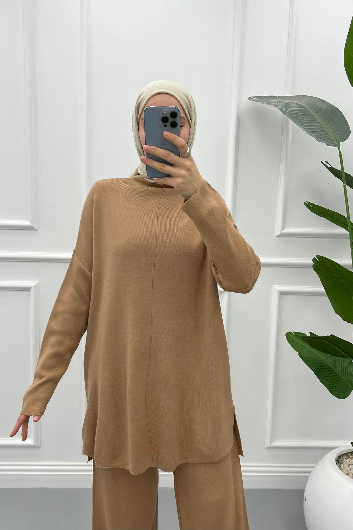Dik Yaka Takım Sütlü Kahve
