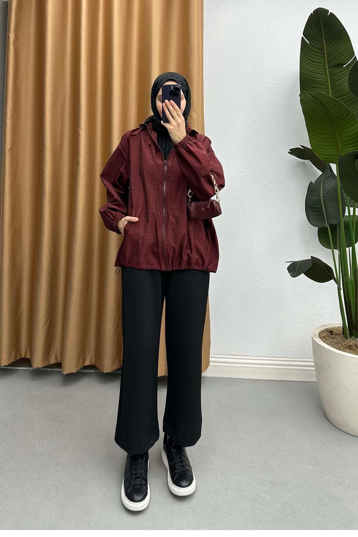 Dik Yaka Taş Detaylı Yağmurluk Bordo