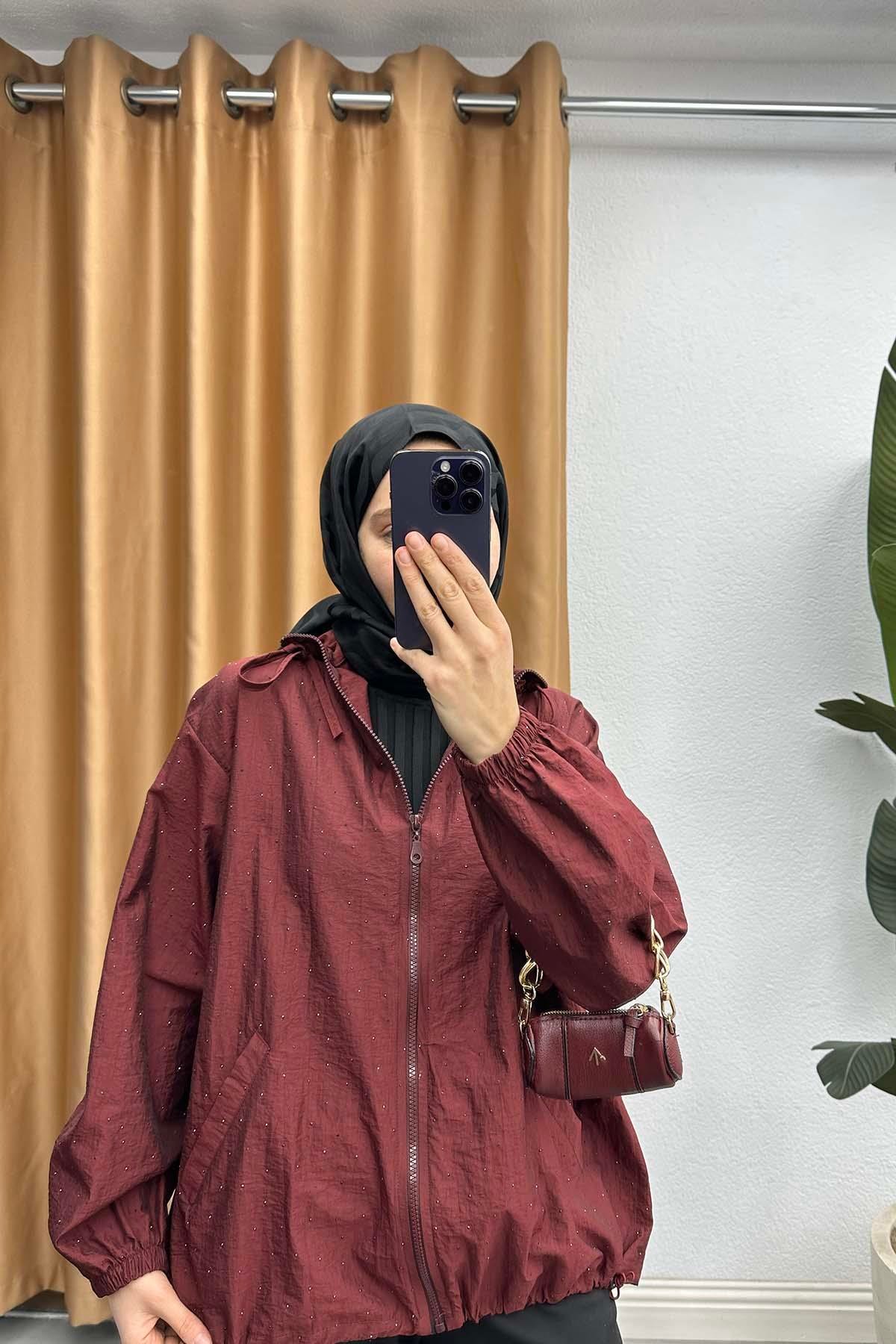 Dik Yaka Taş Detaylı Yağmurluk Bordo