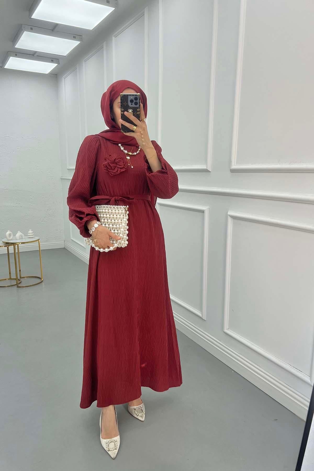 Dokulu Kumaş Broşlu Kuşaklı Elbise Bordo