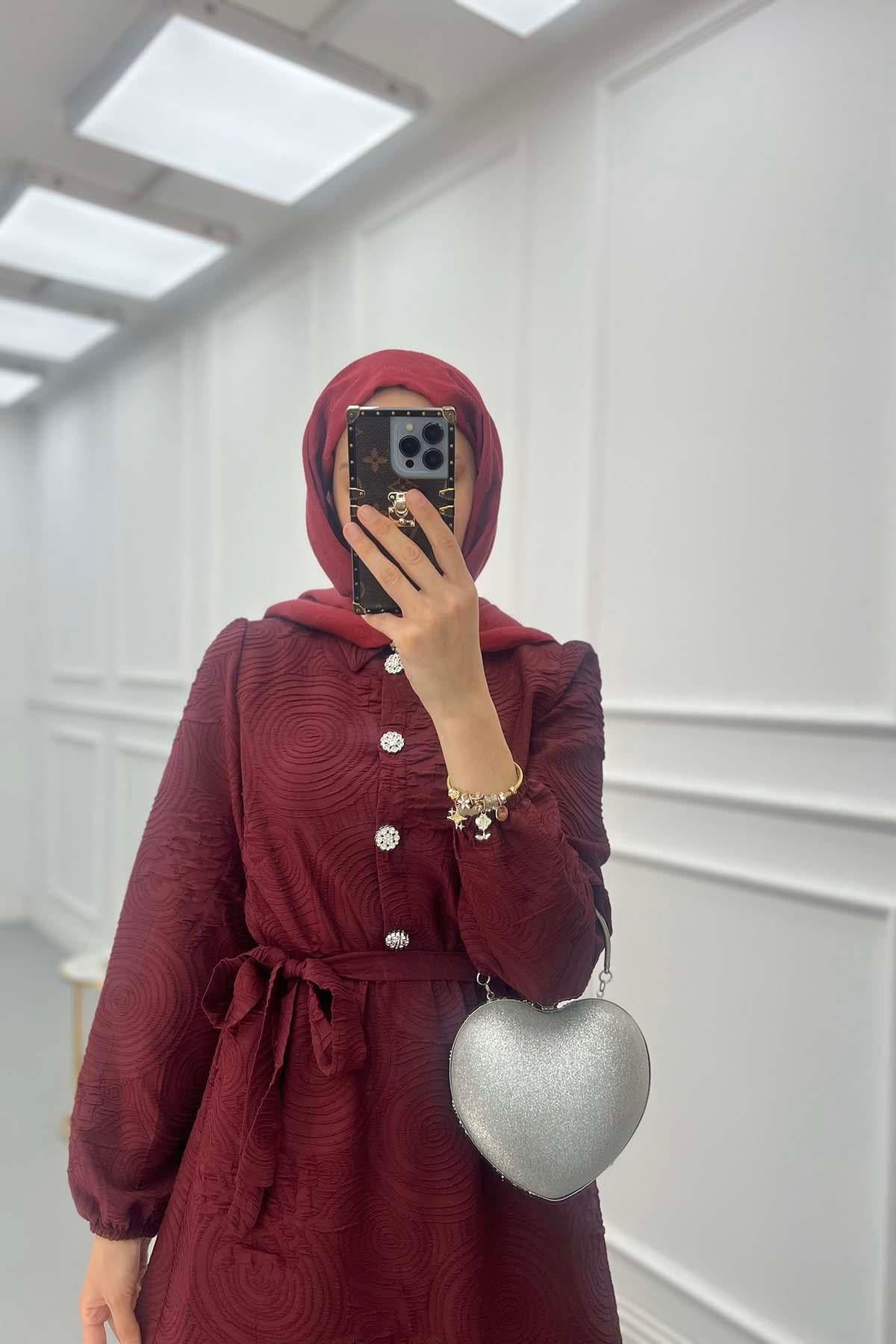 Dokulu Kumaş Düğme Detaytlı Elbise Bordo