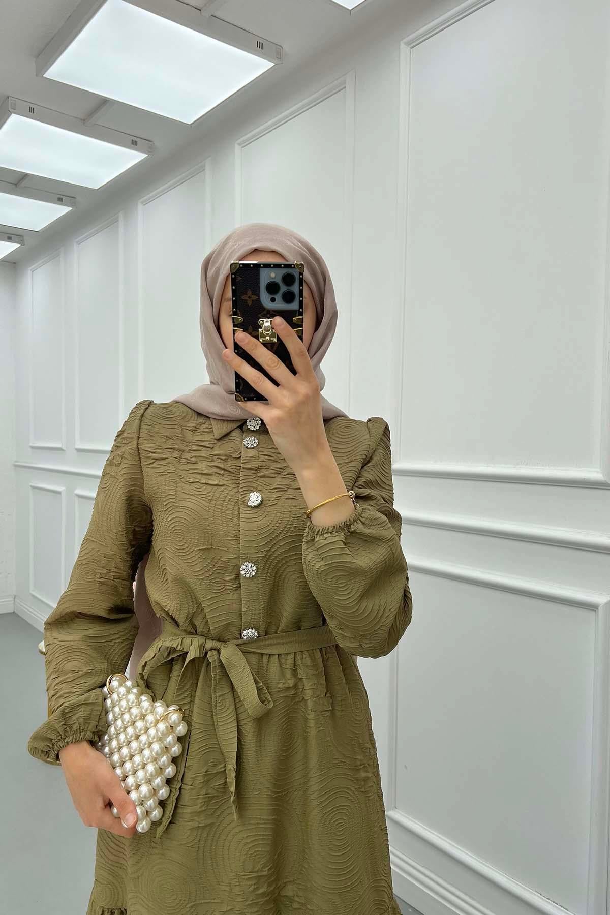 Dokulu Kumaş Düğme Detaytlı Elbise Yeşil