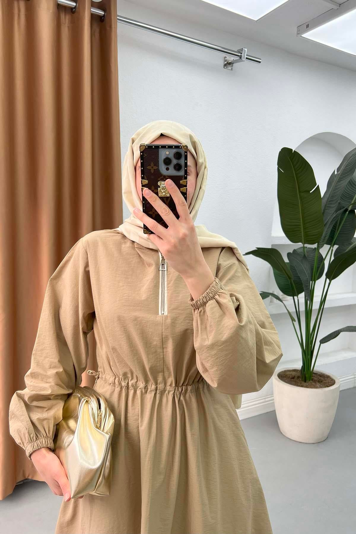Fermuar Detaylı Kapüşonlu Elbise Camel