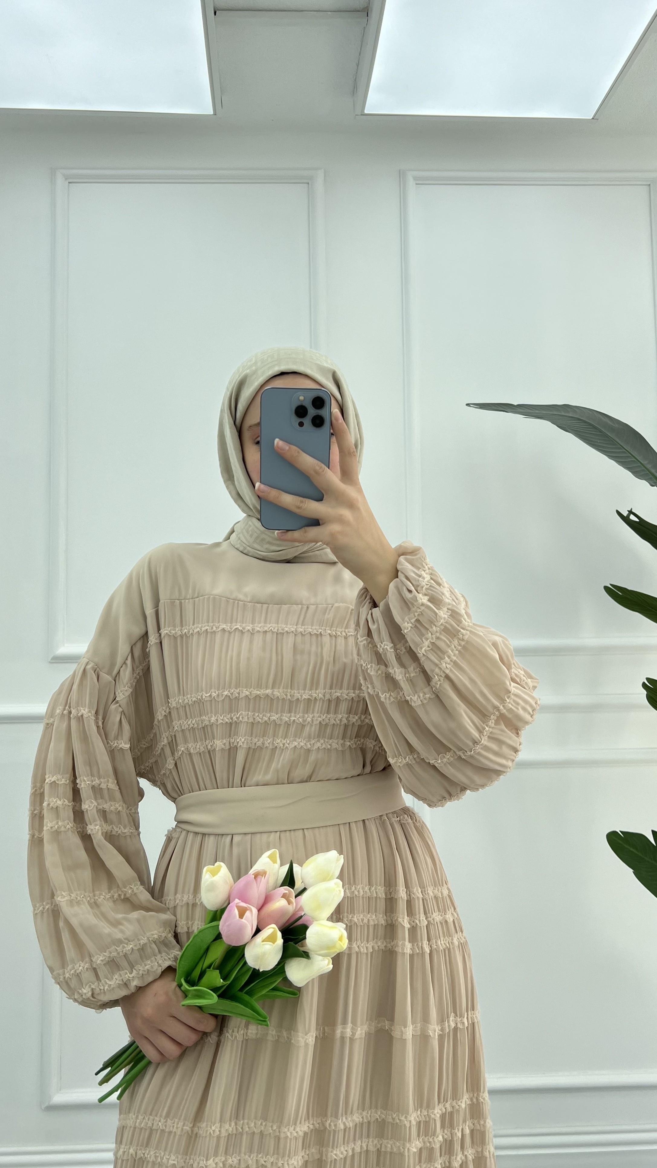 Fırfırlı Kol Büzgülü Şifon Elbise Bej