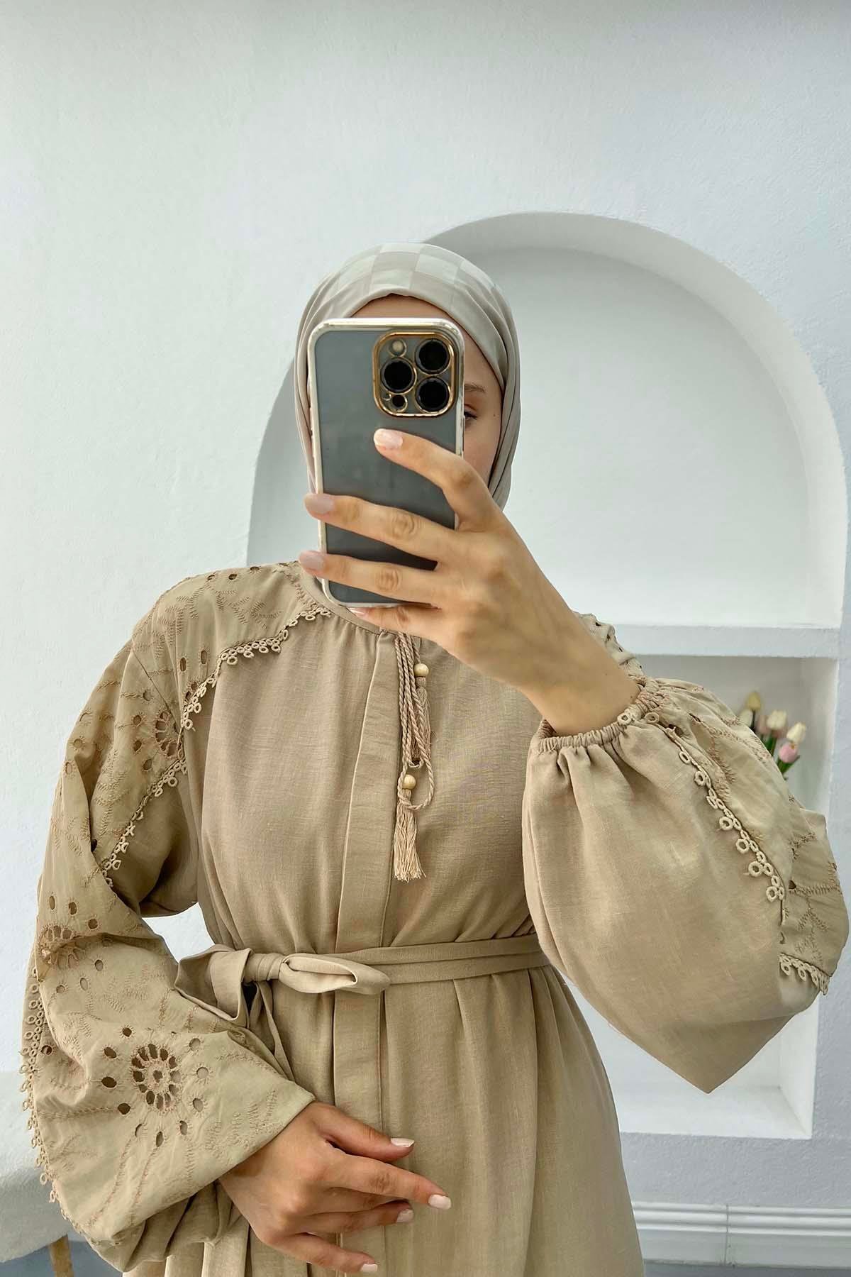 Fisto Detaylı Kuşaklı Elbise Bej