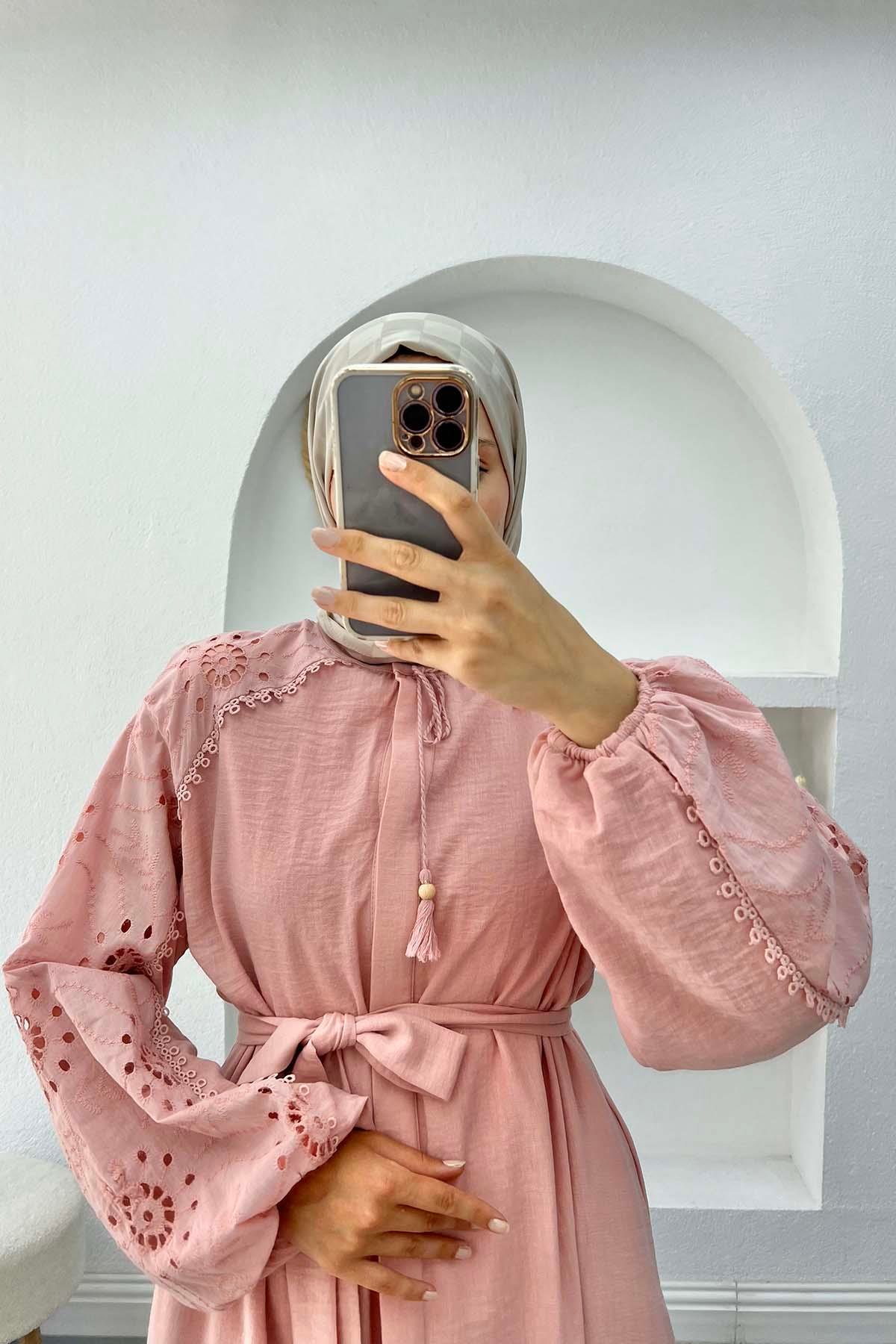 Fisto Detaylı Kuşaklı Elbise Pembe