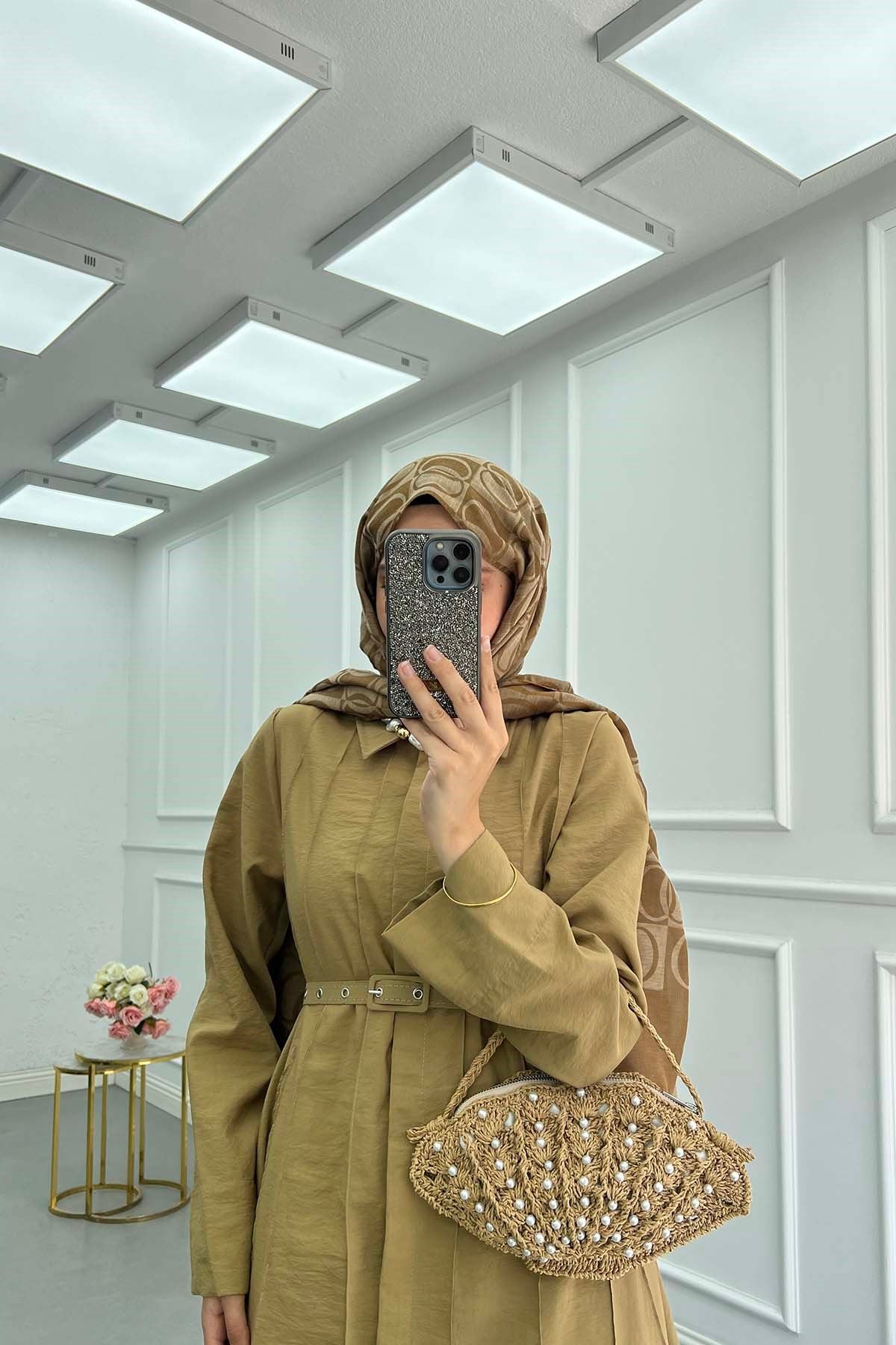 Geniş Piliseli Kemerli Norena Elbise Camel