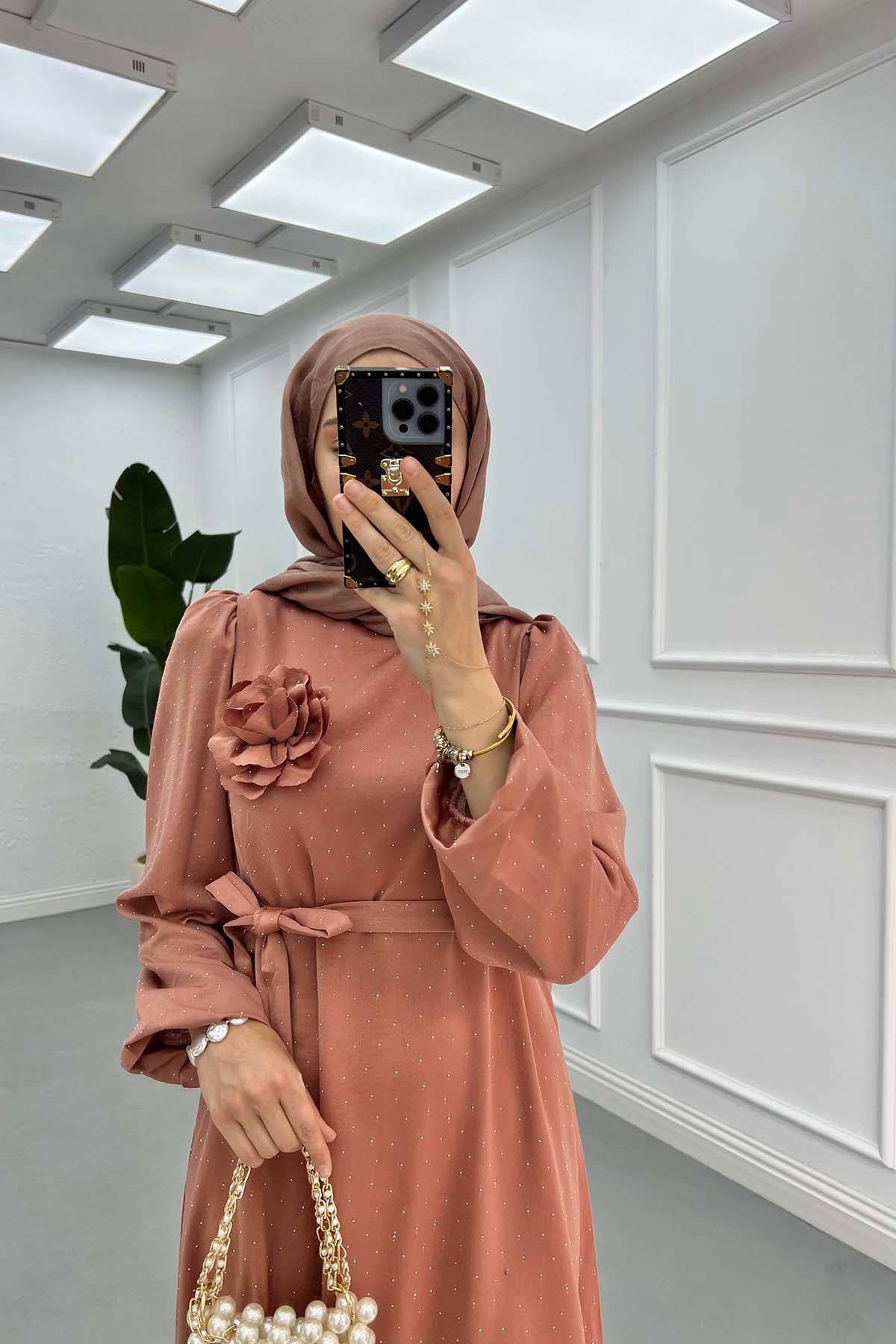 Gül Broşlu Taşlı Elbise Pudra