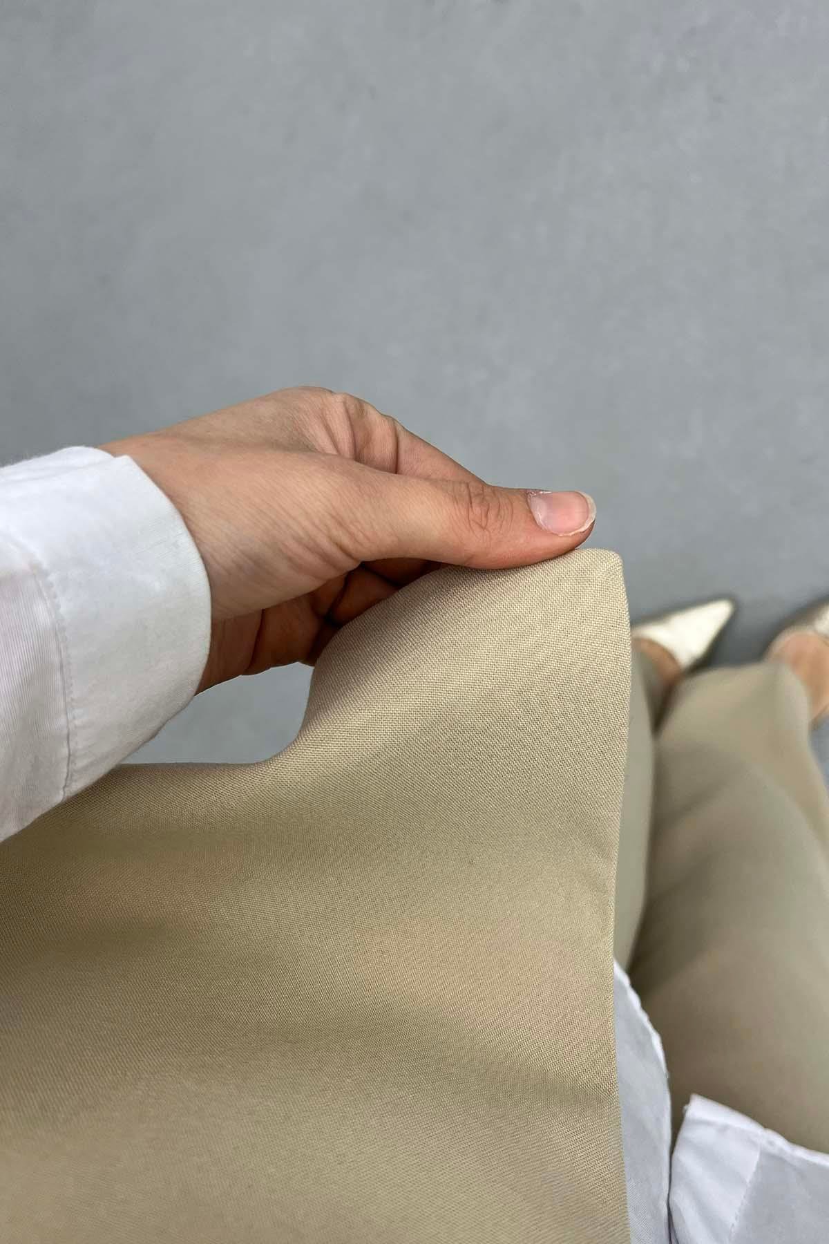 Gül Kemerli Astarlı Yelek Takım Bej