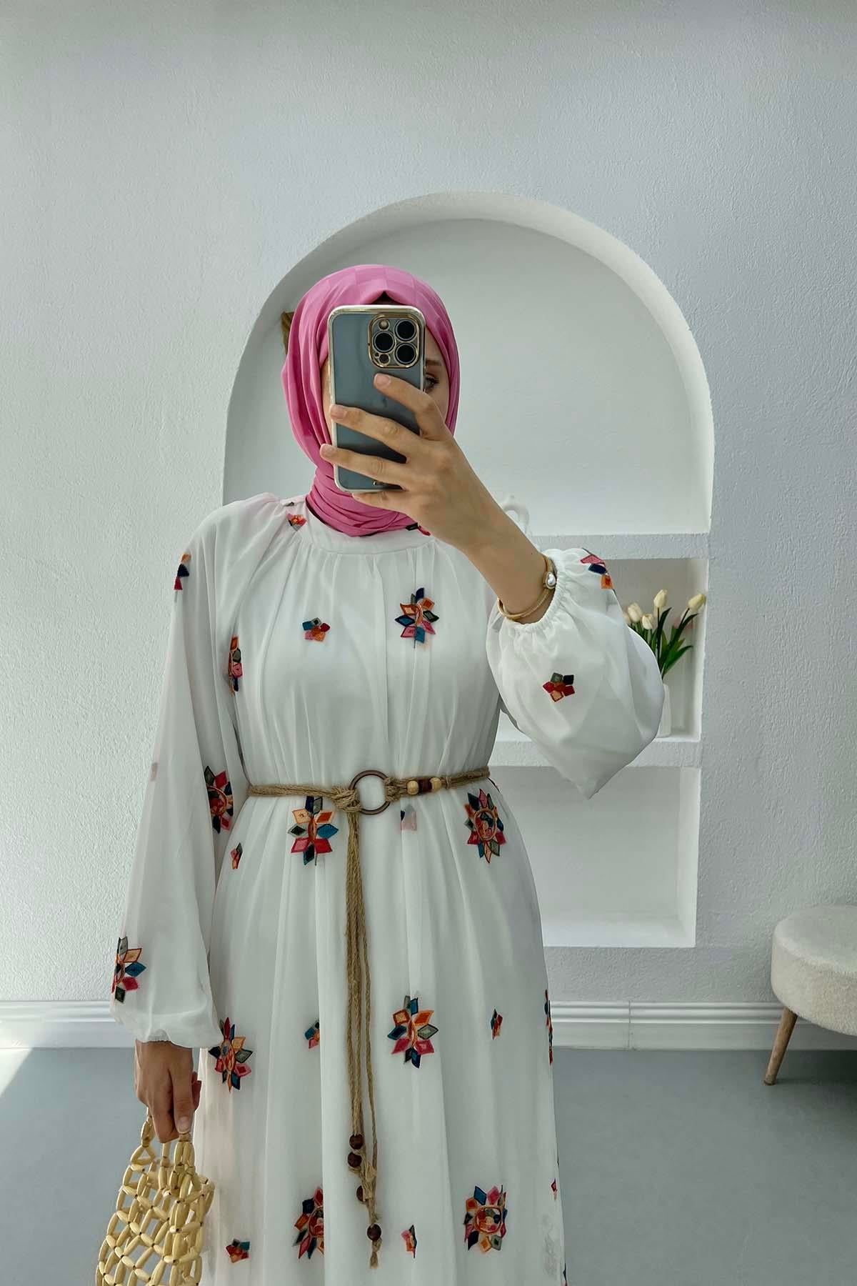 Hasır Kemerli Nakışlı Elbise Beyaz