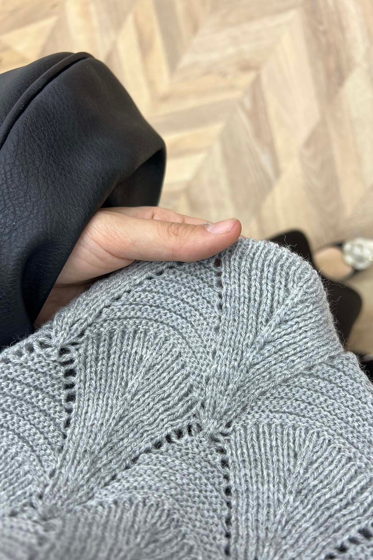 İstiridye Desenli Akrilik Süveter Gri