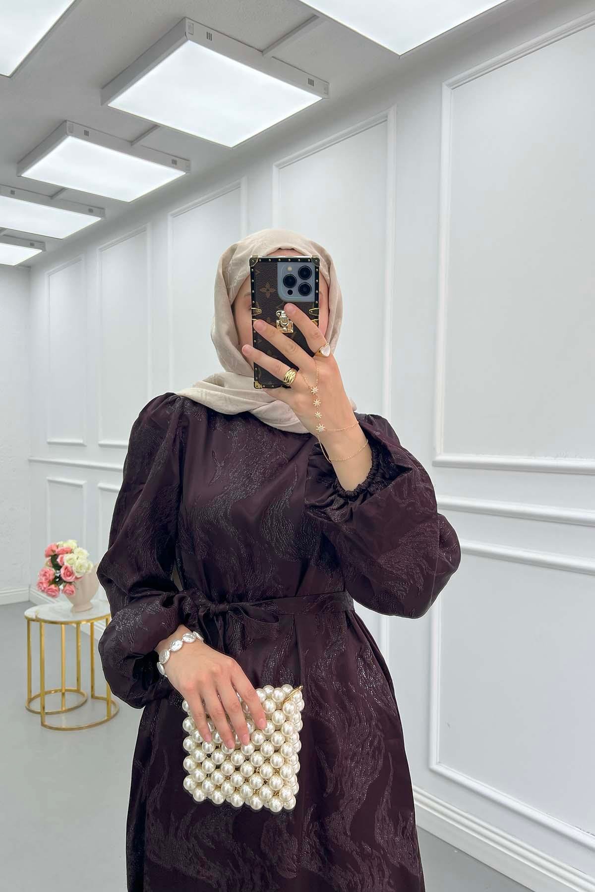 Jakarlı Kuşaklı Saten Elbise Mürdüm