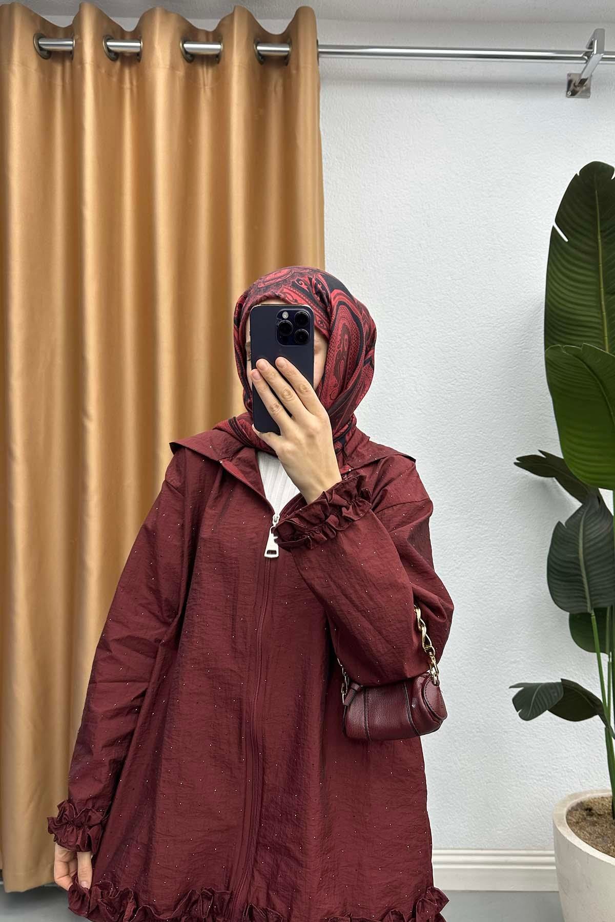 Kapüşonlu Taş Detaylı Yağmurluk Bordo