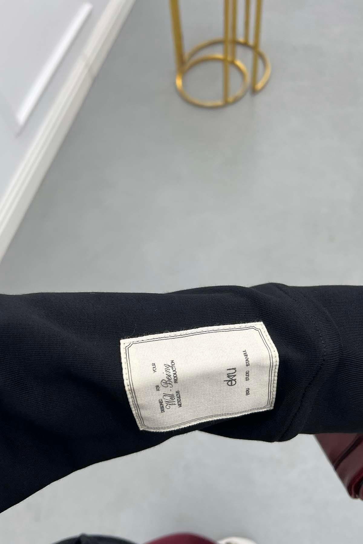 Kolu Etiket Detaylı Kapüşonlu Sweat Siyah