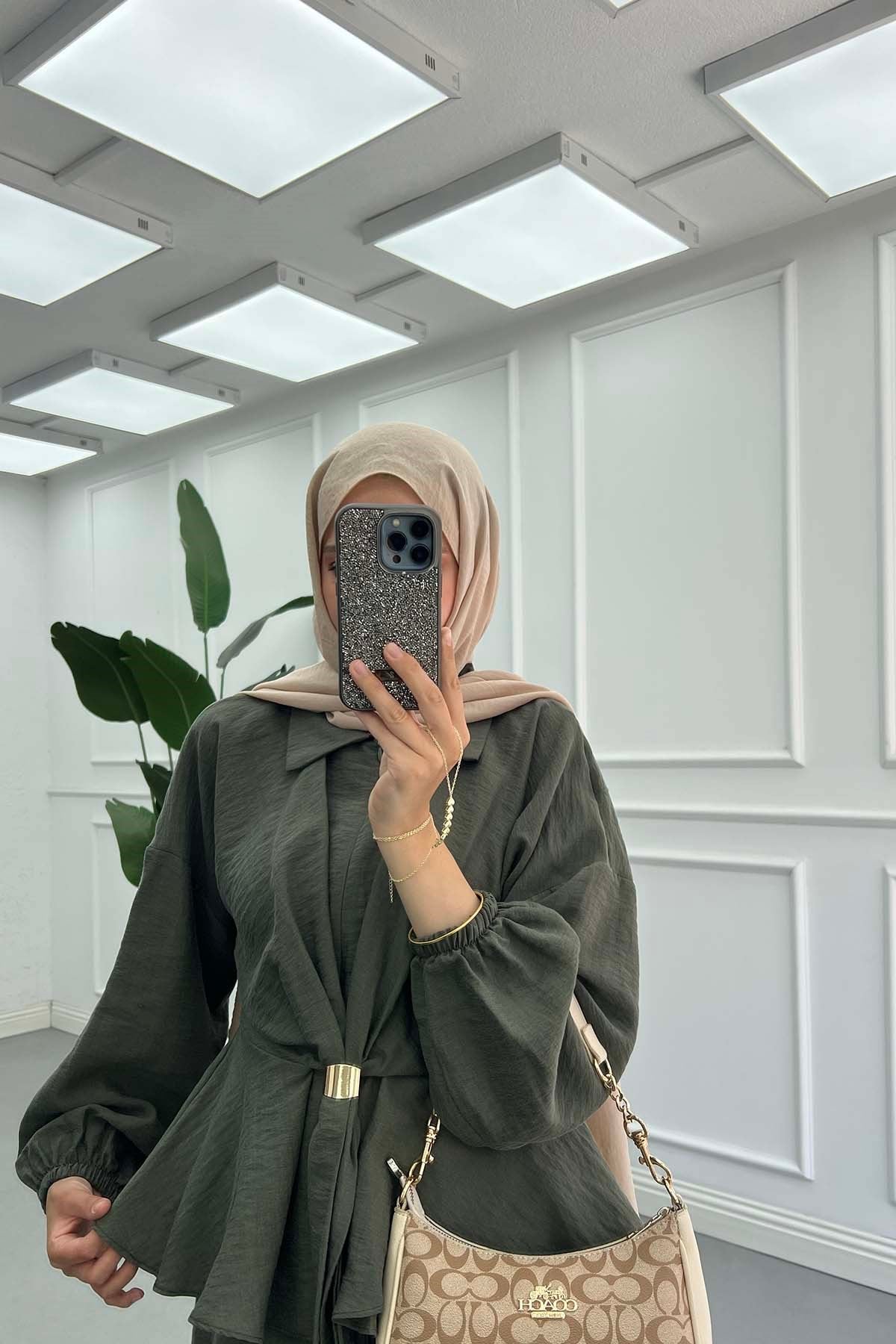 Krinkıl Dokulu Peplum Detay Gold Aksesuarlı Takım Haki