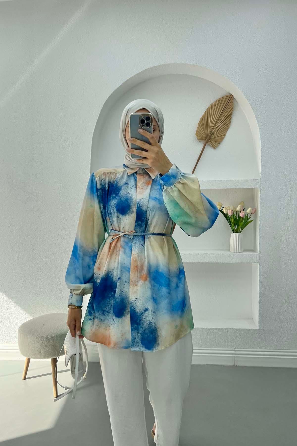 Kuşaklı Desenli Saten Bluz Saks Mavi