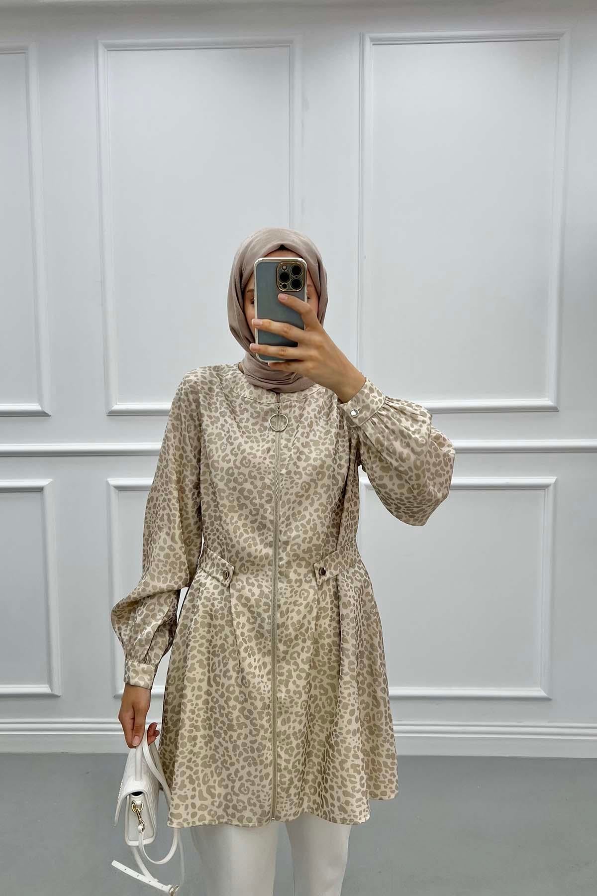 Leoparlı Fermuarlı Bluz Bej