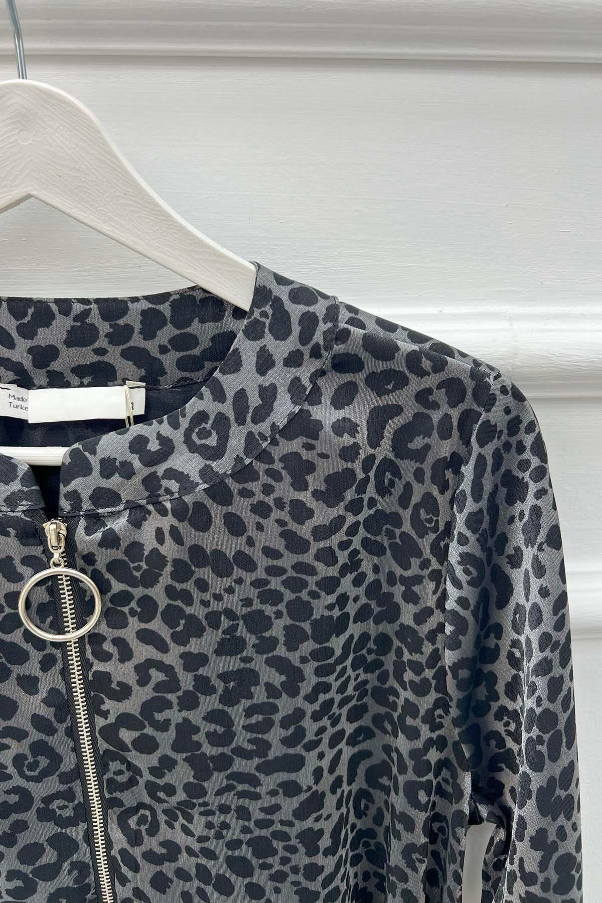 Leoparlı Fermuarlı Bluz Siyah