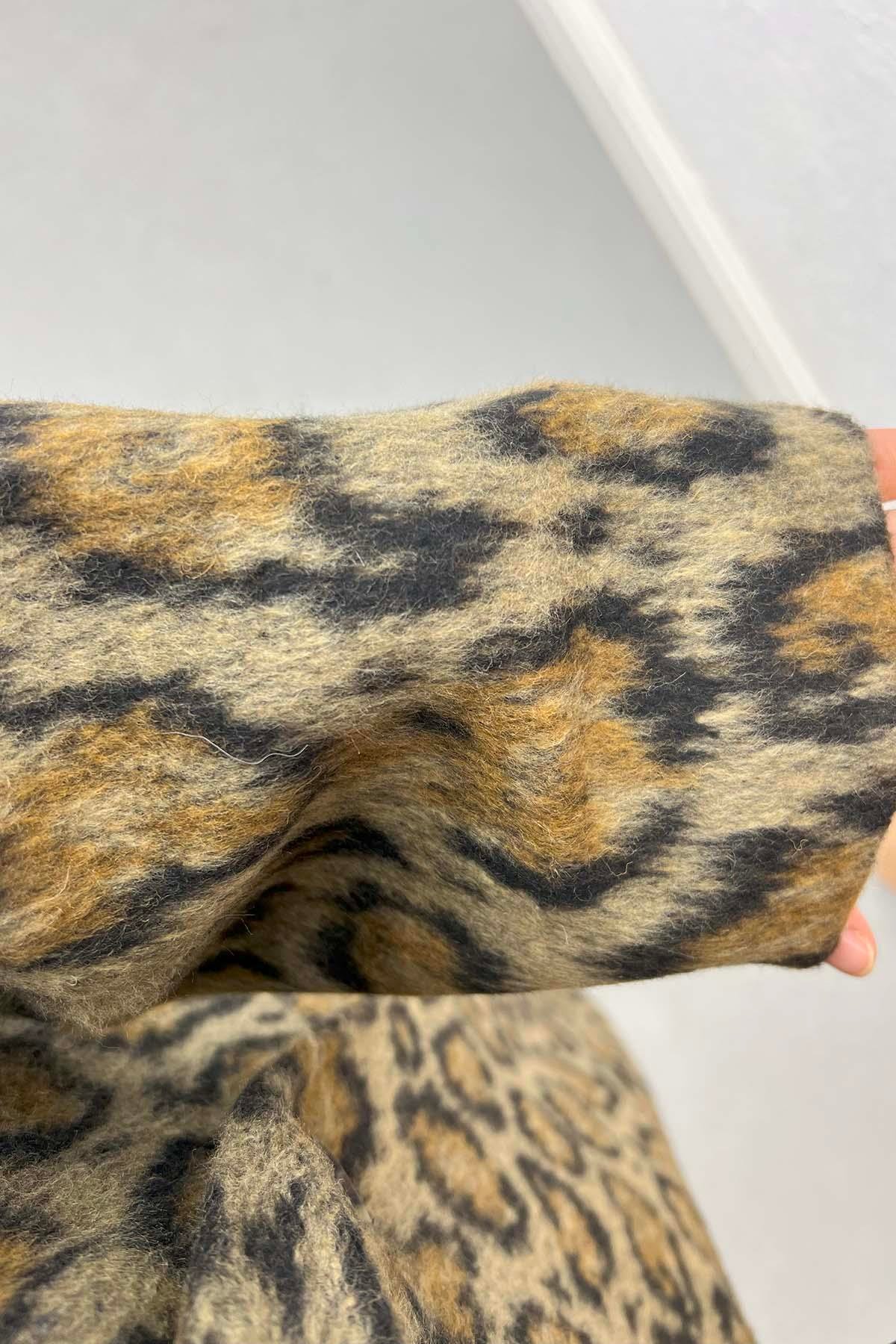 Leoparlı Uzun Kaşe Kaban Leopar