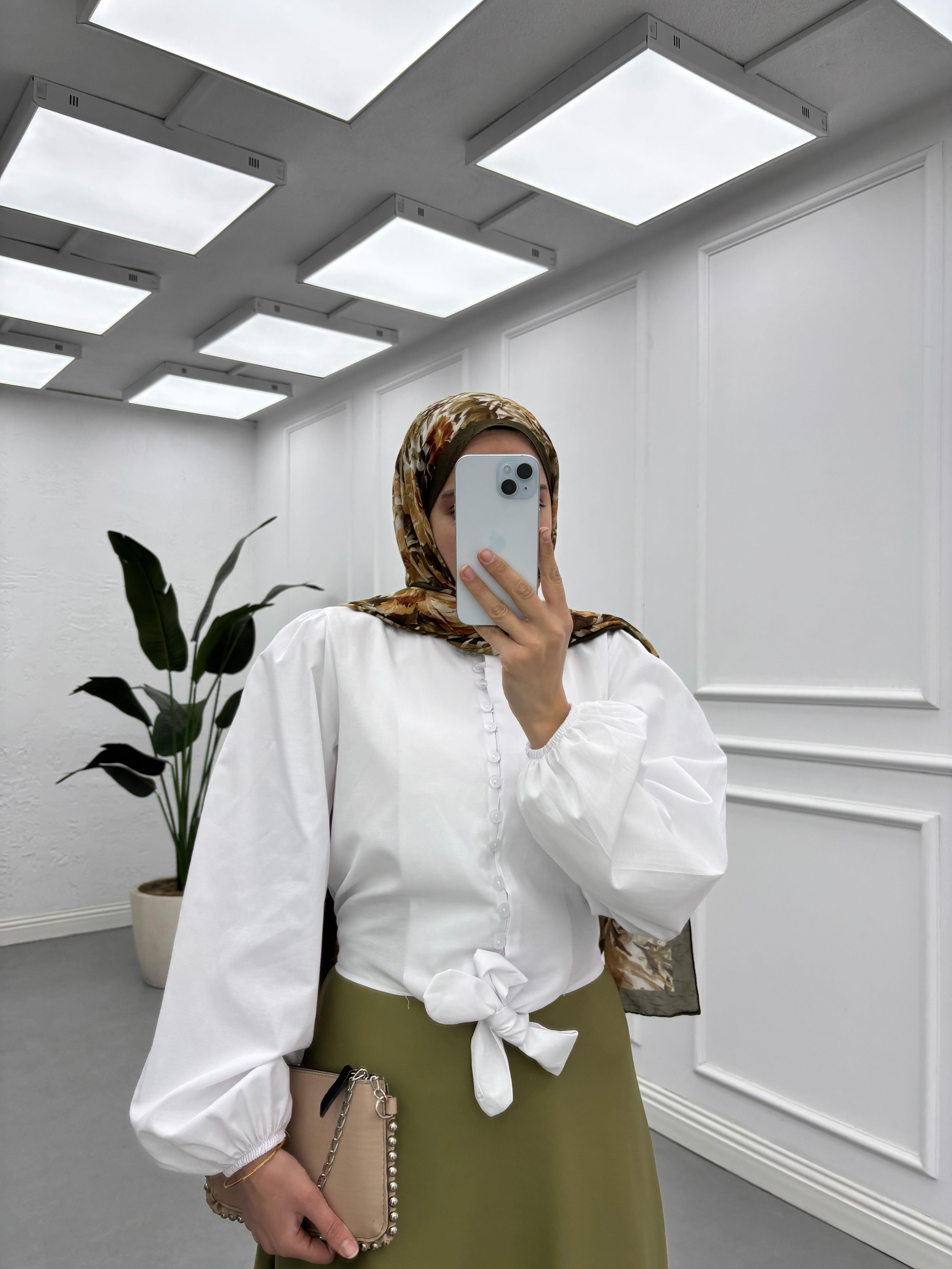 Önden Bağlama Detaylı Arkası Lastikli Crop Gömlek Beyaz