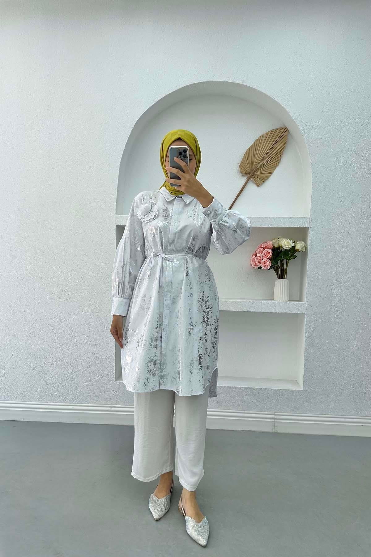 Parlak Desen Broşlu Tunik Beyaz