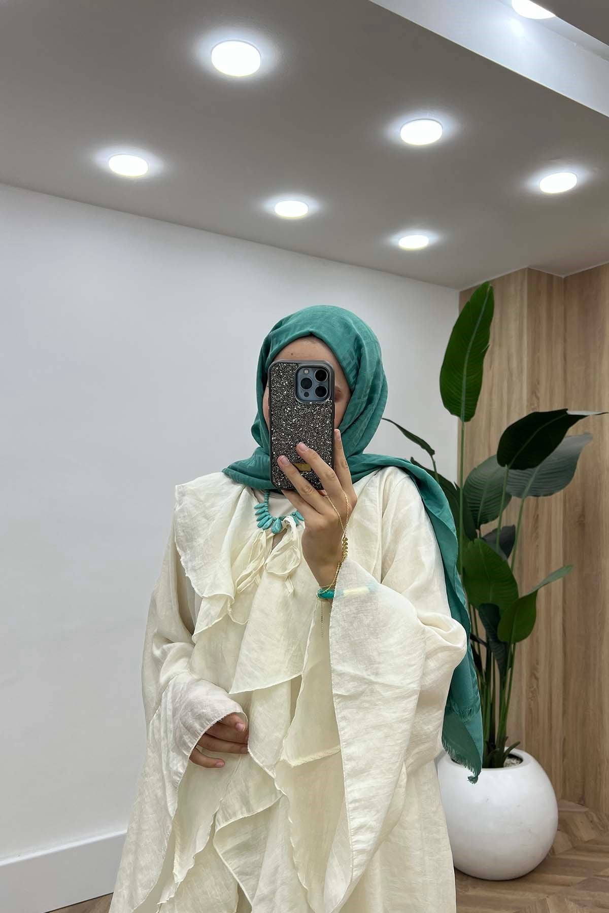 Peri Volanlı Yaka Bağlamalı Kimono Takım Ekru
