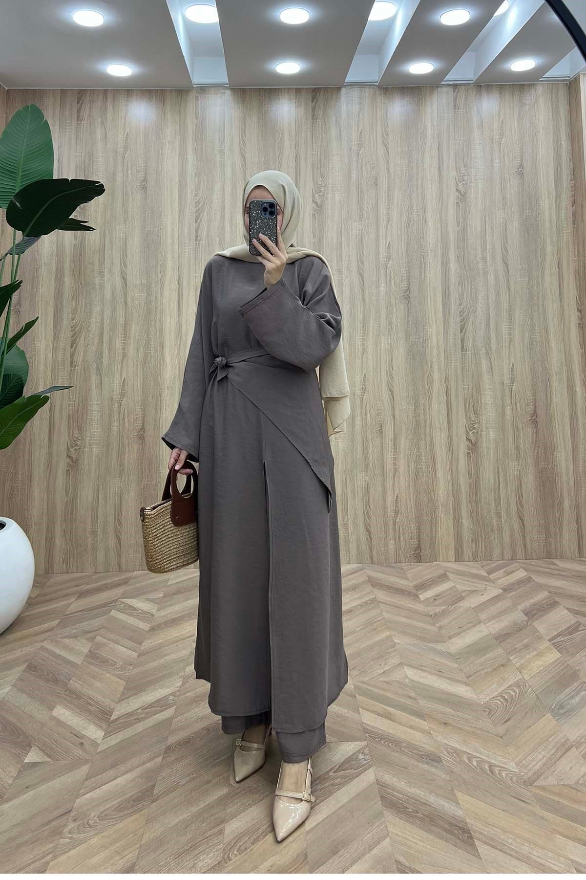 Seyyar Fularlı Aura Yırtmaçlı Modal Takım Camel