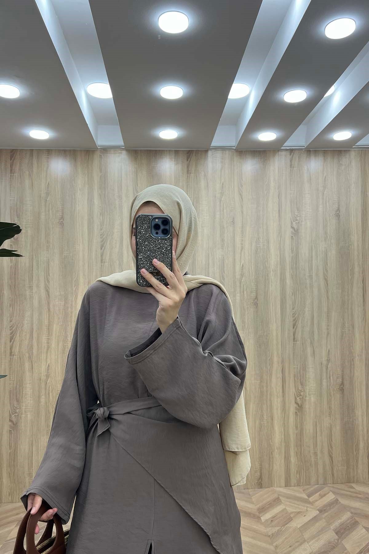 Seyyar Fularlı Aura Yırtmaçlı Modal Takım Camel
