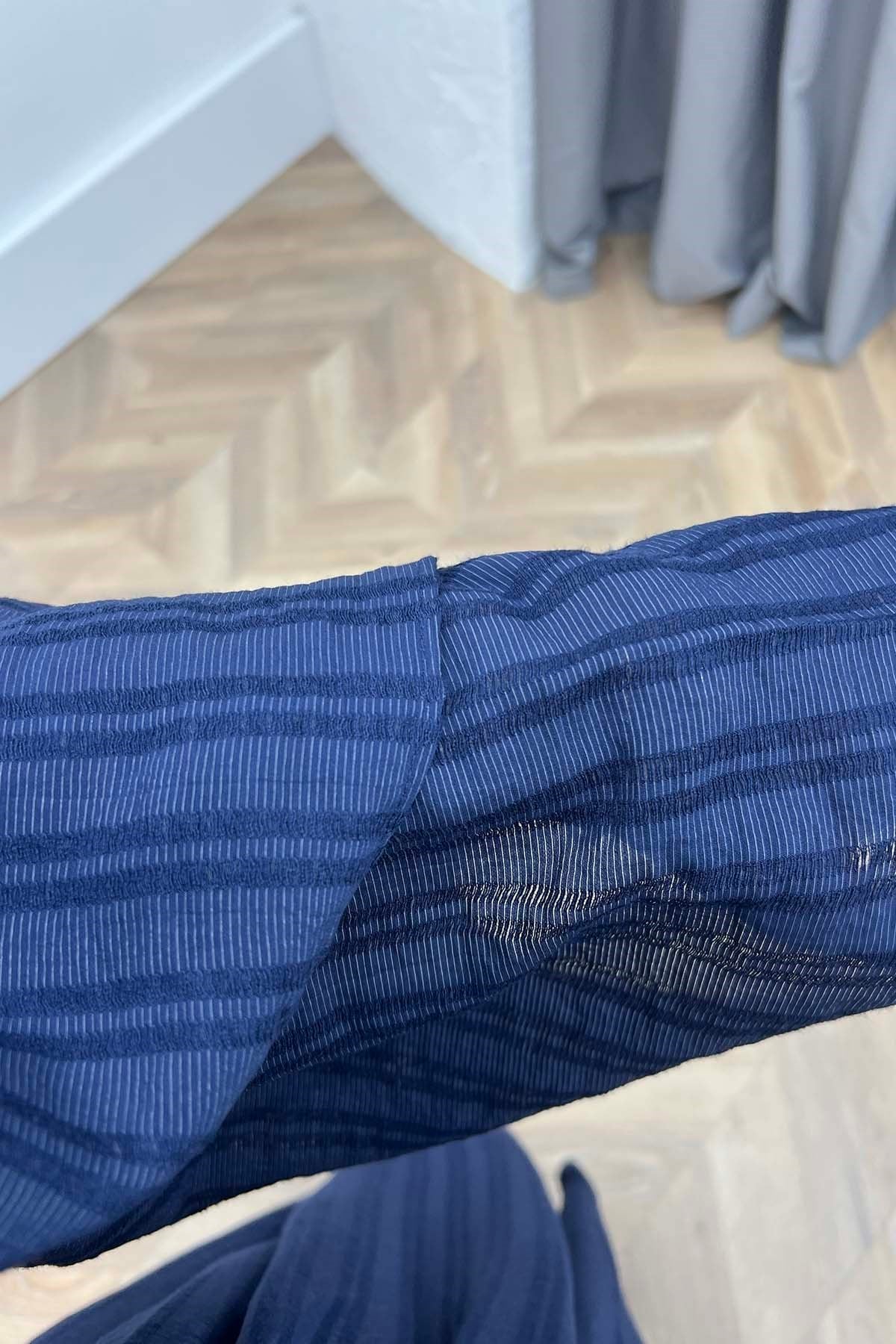 Seyyar Pelerin Detay Krinkıl Dokulu Takım Lacivert