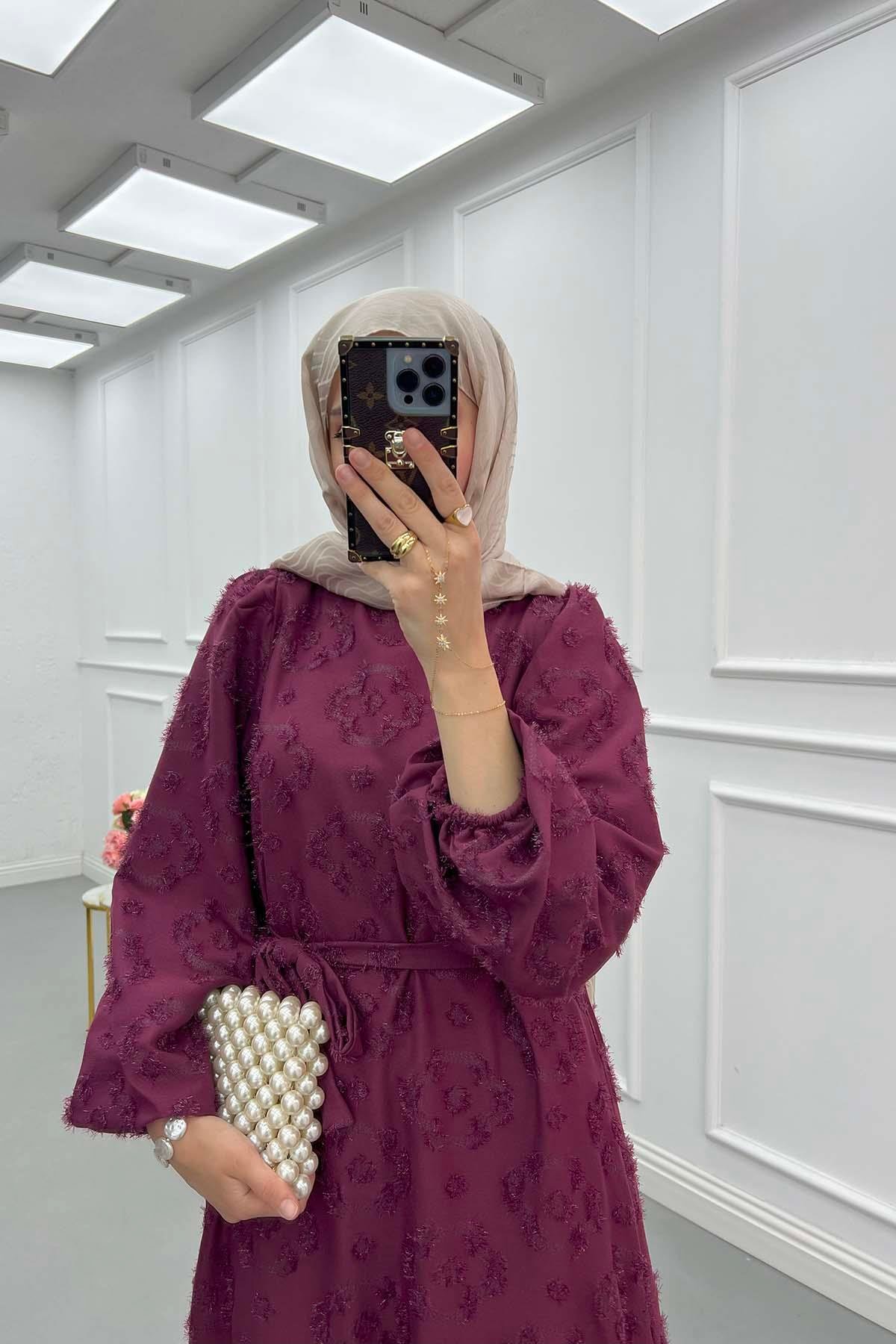 Simli Tüy Detaylı Kuşaklı Elbise Bordo