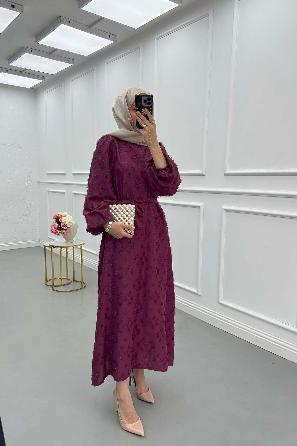 Simli Tüy Detaylı Kuşaklı Elbise Bordo