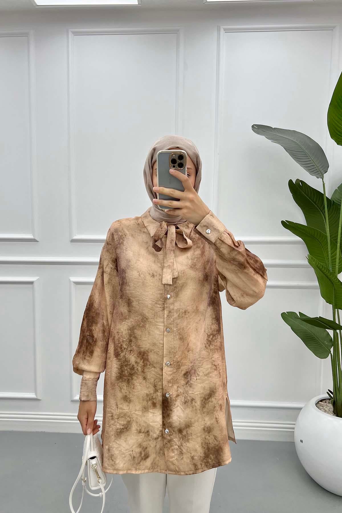 Yaka Bağlamalı Batik Desen Bluz Kahve