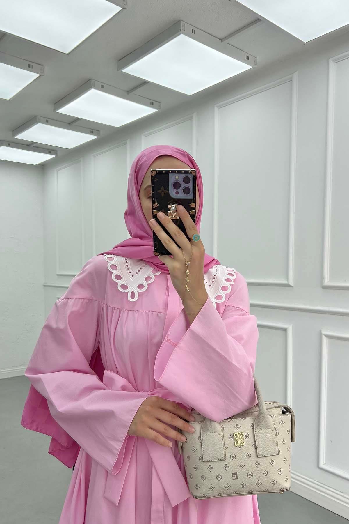 Yaka Detaylı Kuşaklı Elbise Pembe