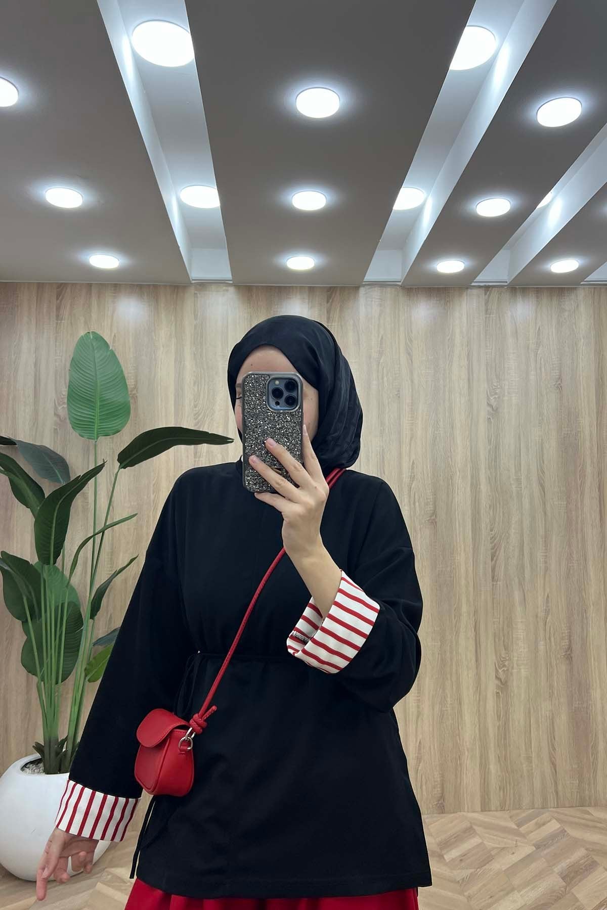 Yaka Ve Kol Çizgi Detaylı Sweatshirt Siyah