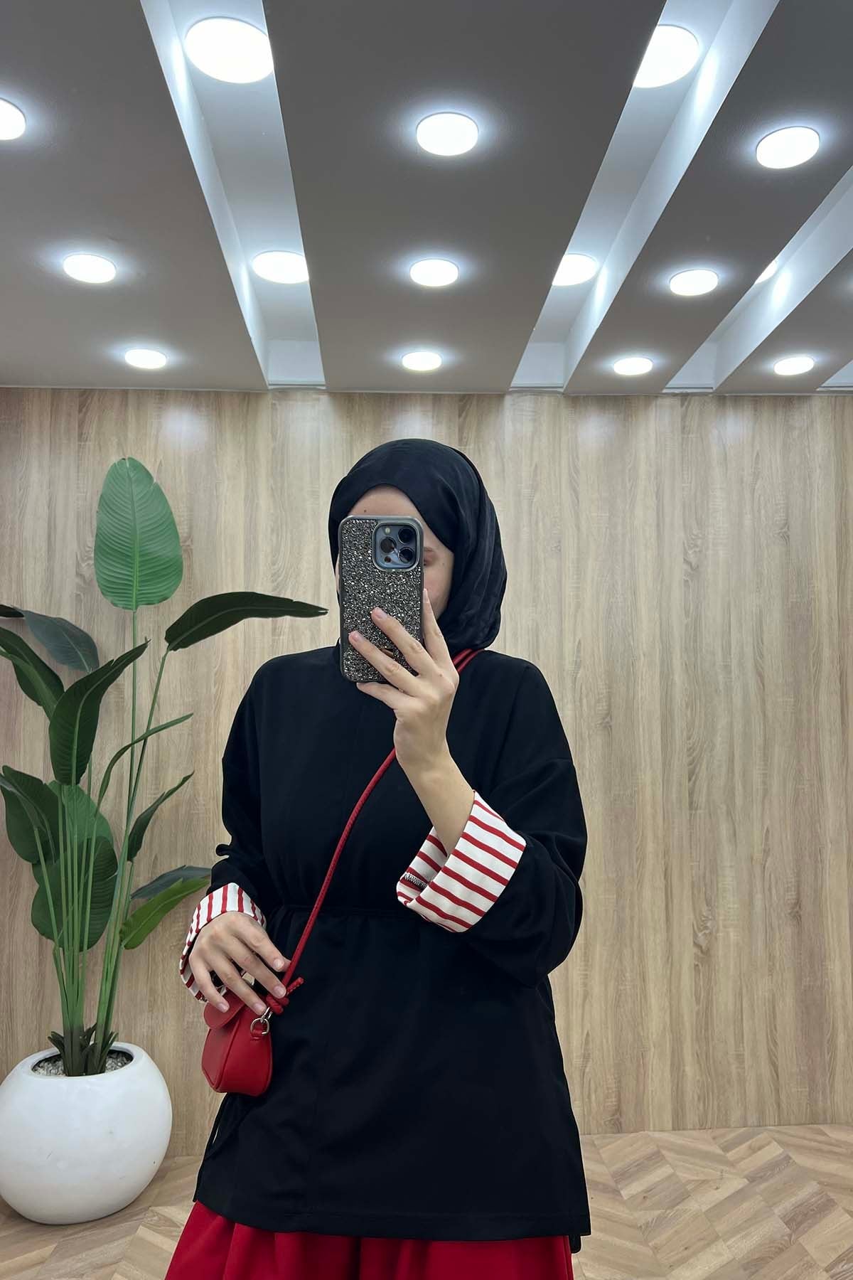 Yaka Ve Kol Çizgi Detaylı Sweatshirt Siyah