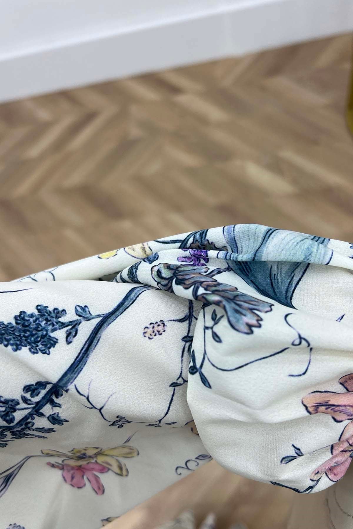 Zarif Çiçek Desenli Modern Elbise Mavi