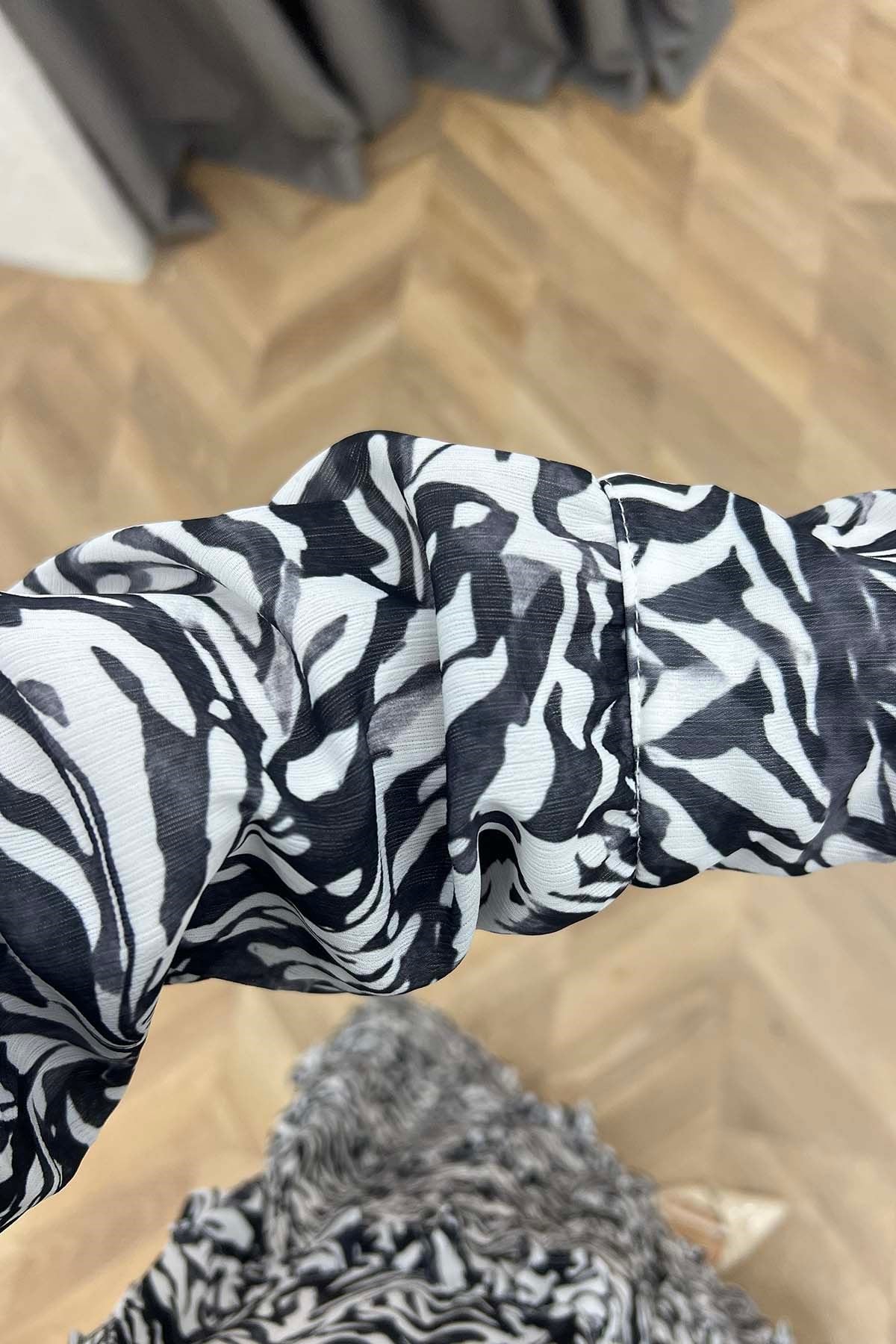 Zebra Desen Fırfırlı Katlı Şifon Elbise Siyah- Beyaz