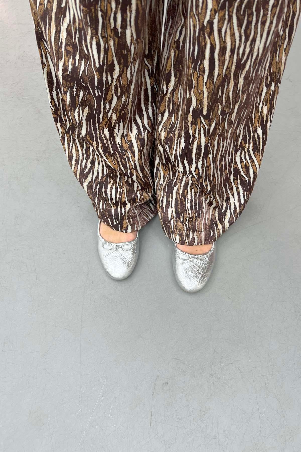 Zebra Desenli Parlak Pantolon Kahve