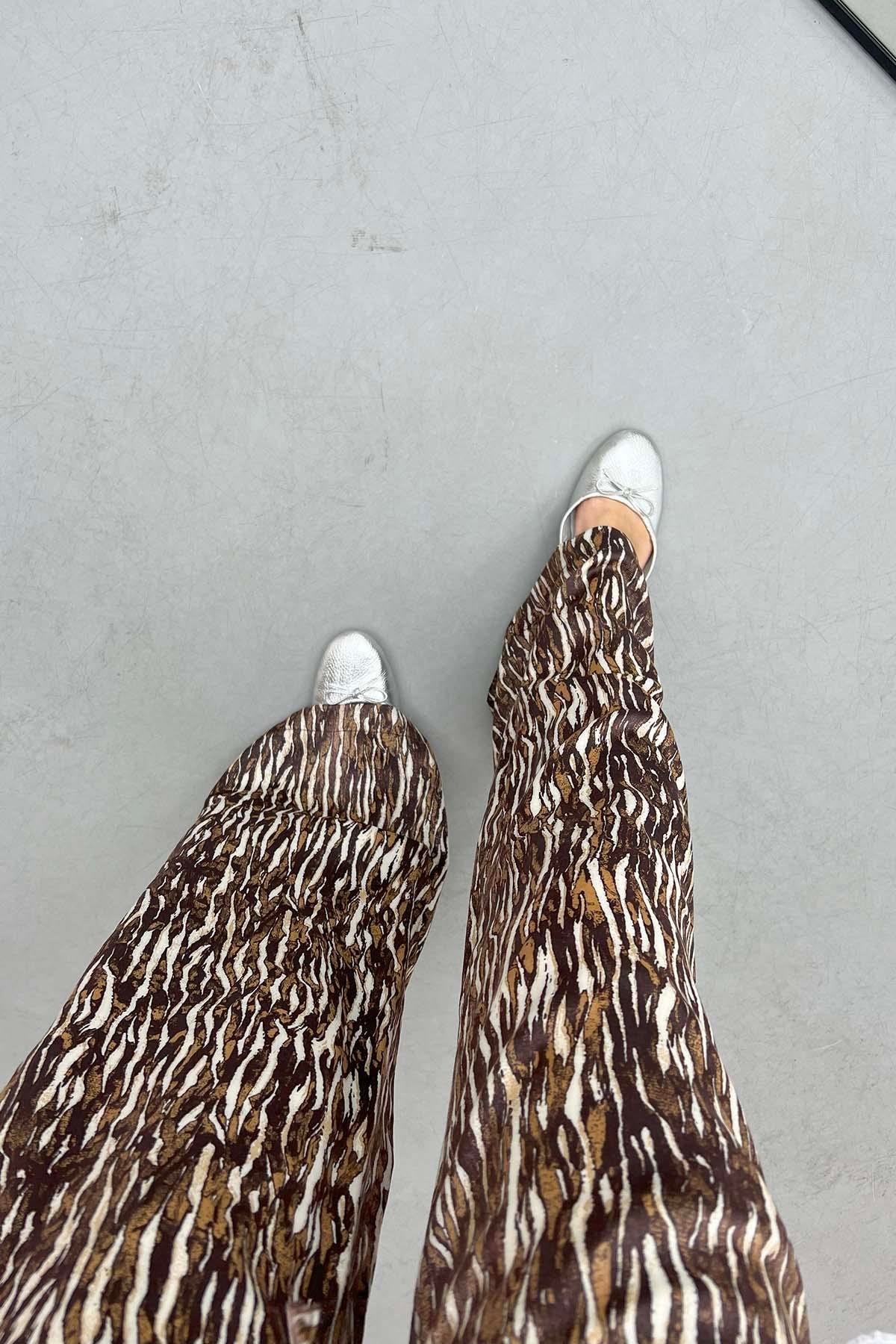 Zebra Desenli Parlak Pantolon Kahve