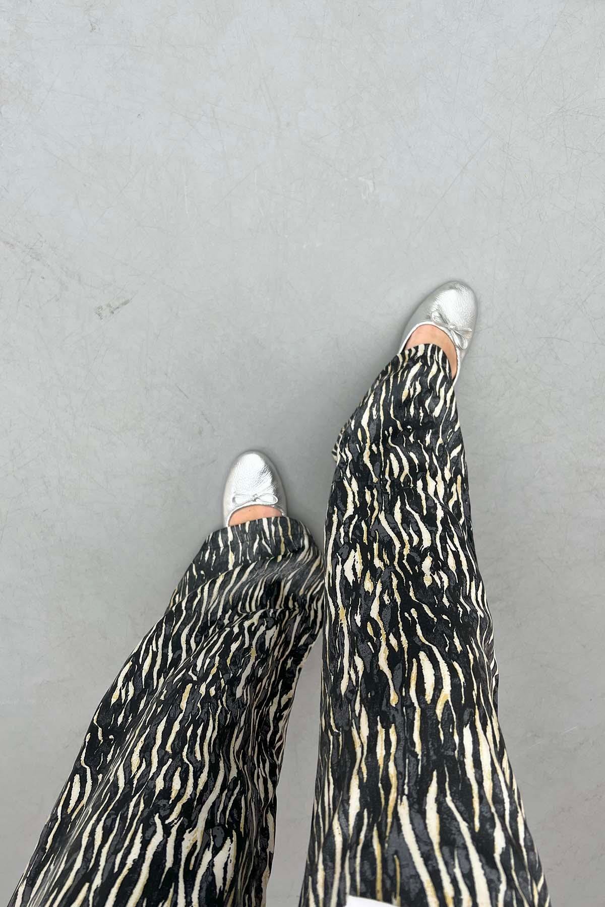 Zebra Desenli Parlak Pantolon Siyah