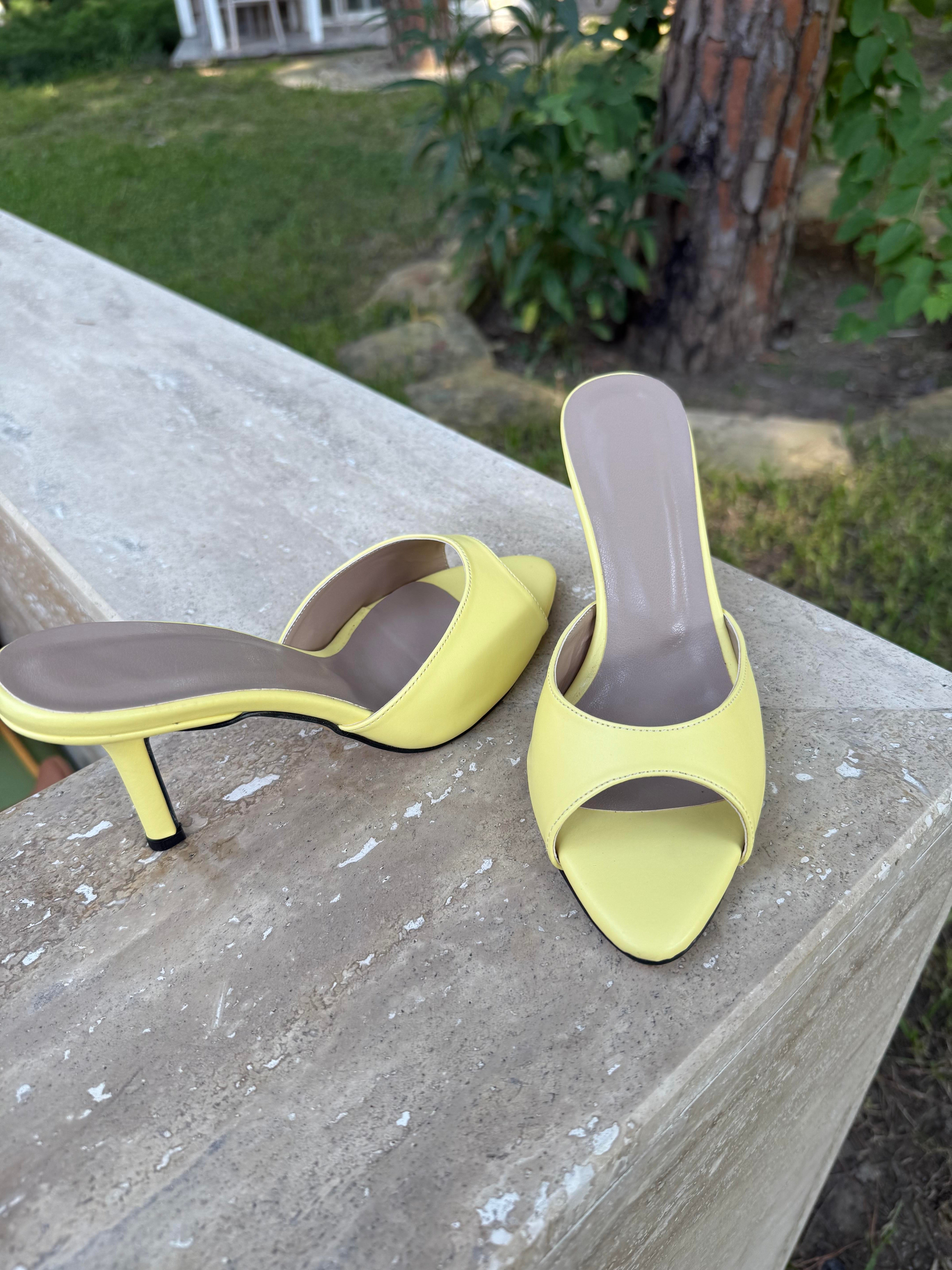 10481 Oval Sivri Burun Topuklu Terlik