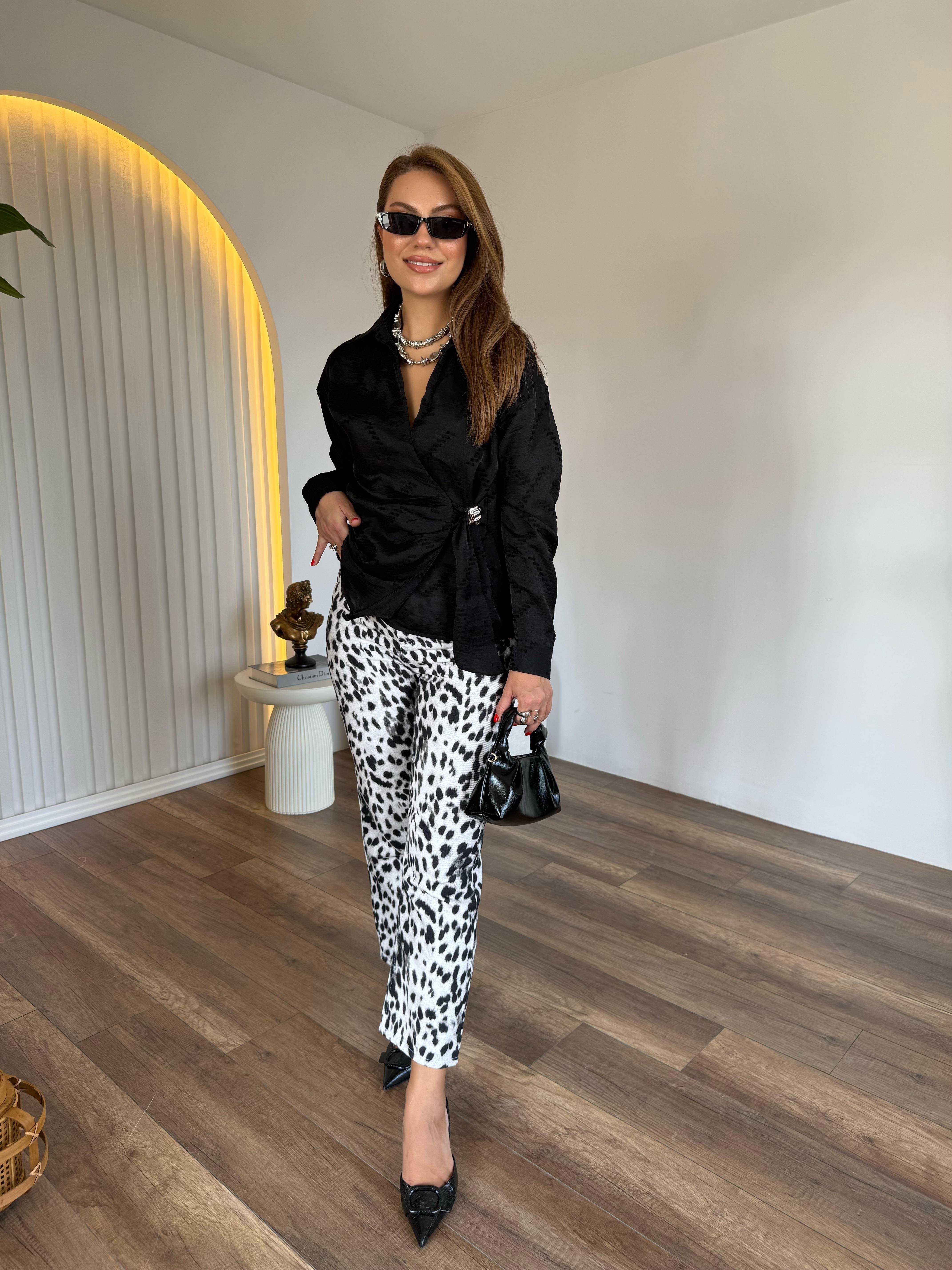 10637 Önü Aksesuar Detaylı Bluz