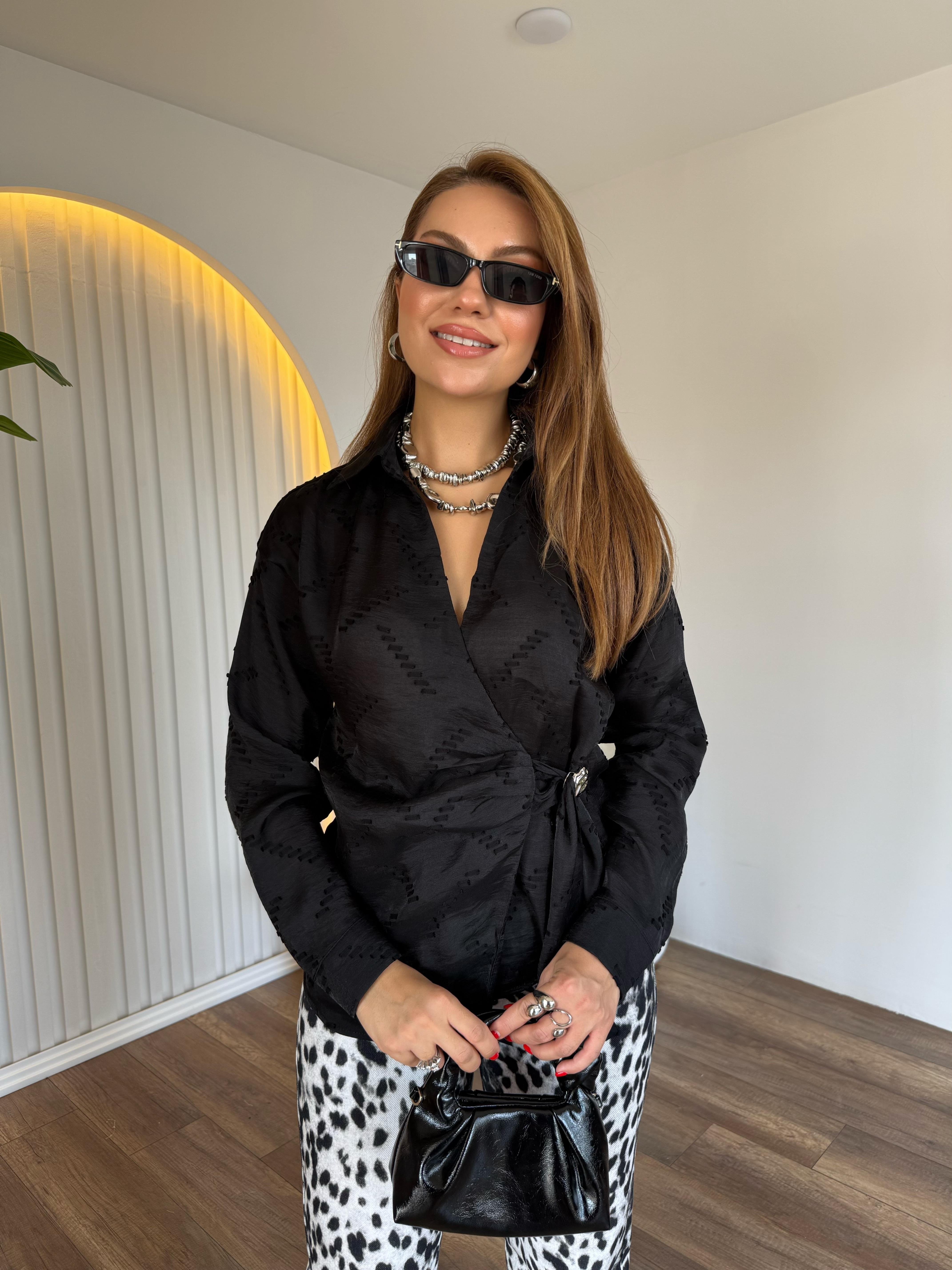 10637 Önü Aksesuar Detaylı Bluz