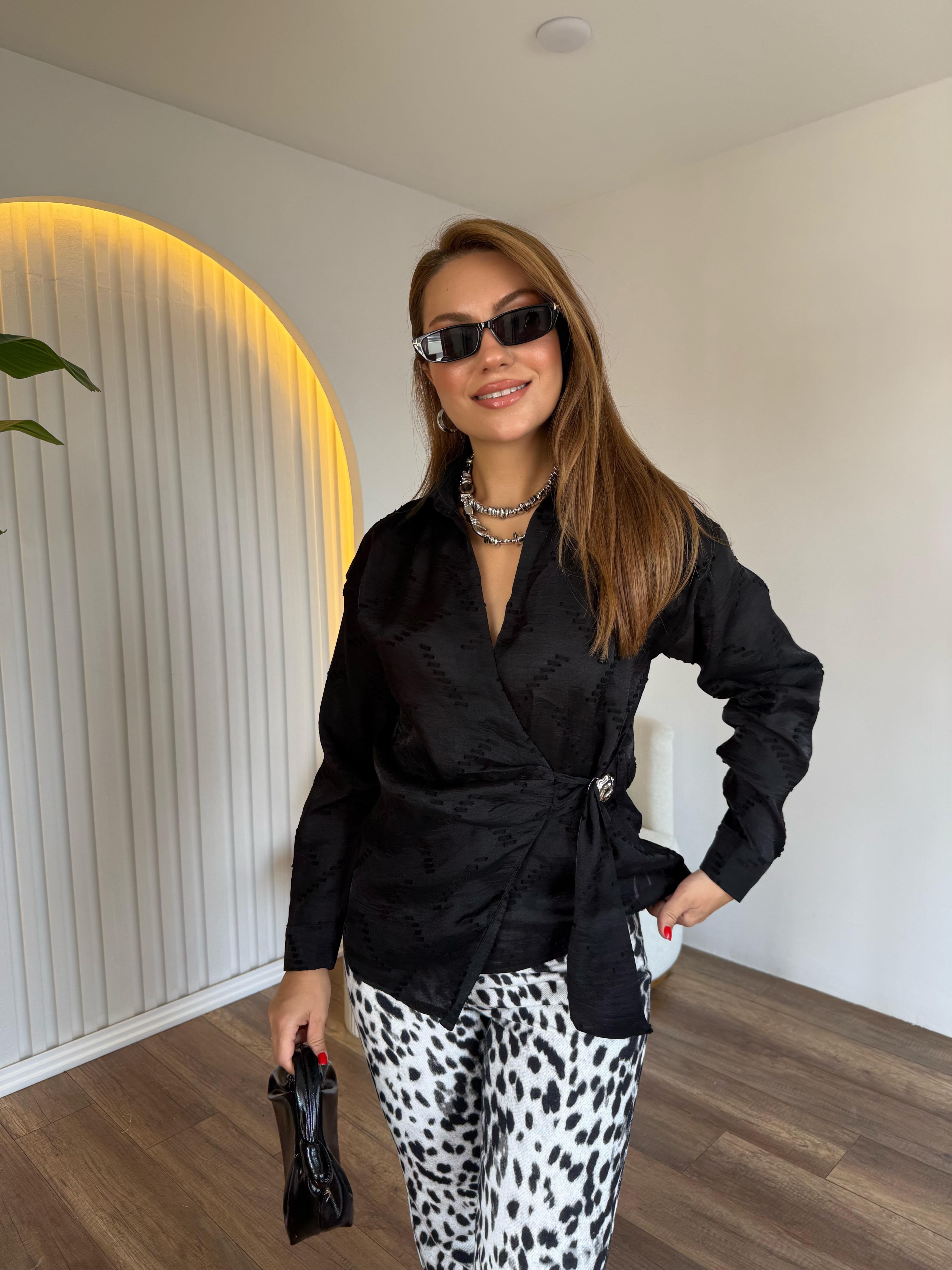 10637 Önü Aksesuar Detaylı Bluz