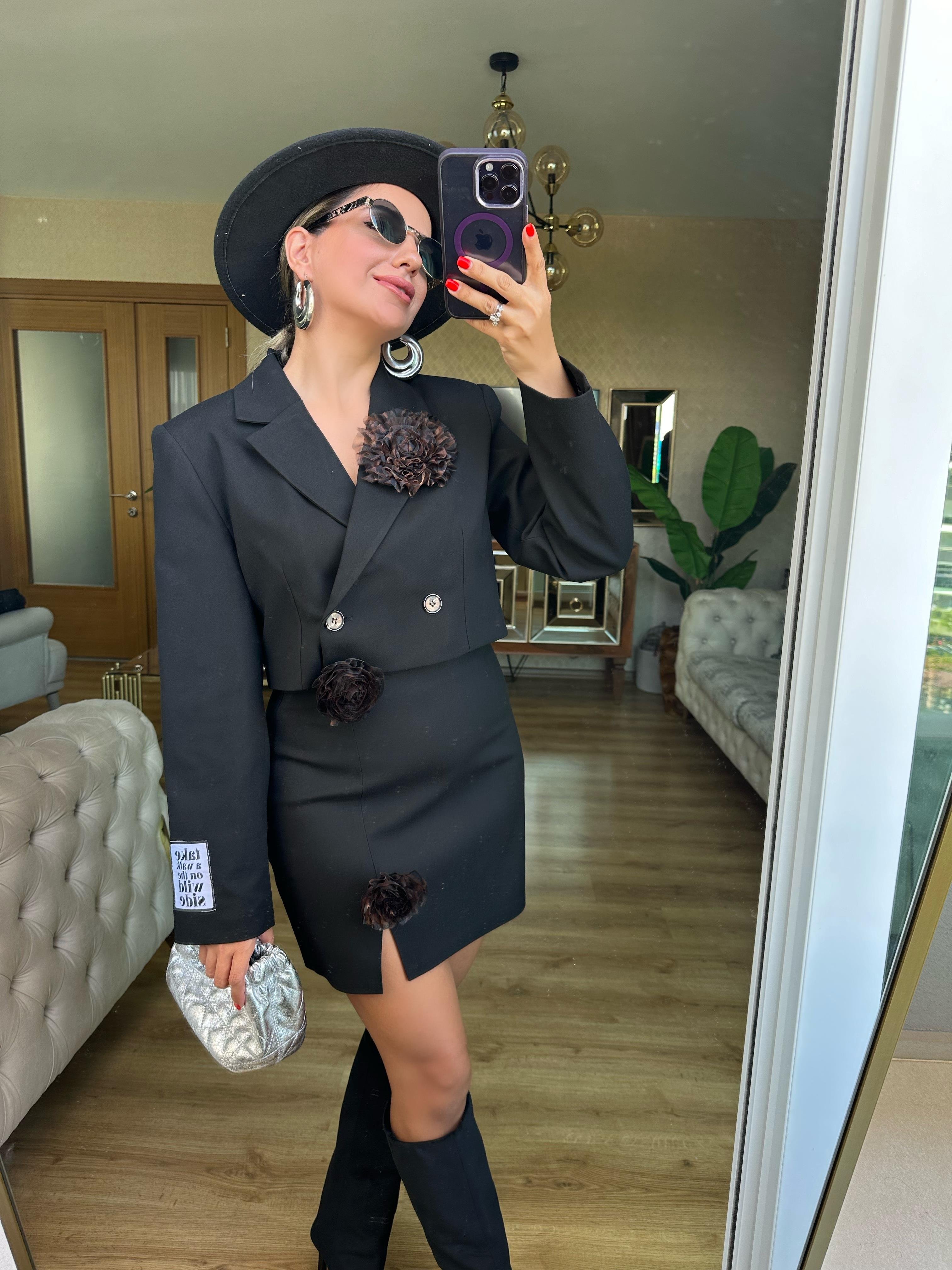 8463 Gül Detaylı Siyah Ceket Takım