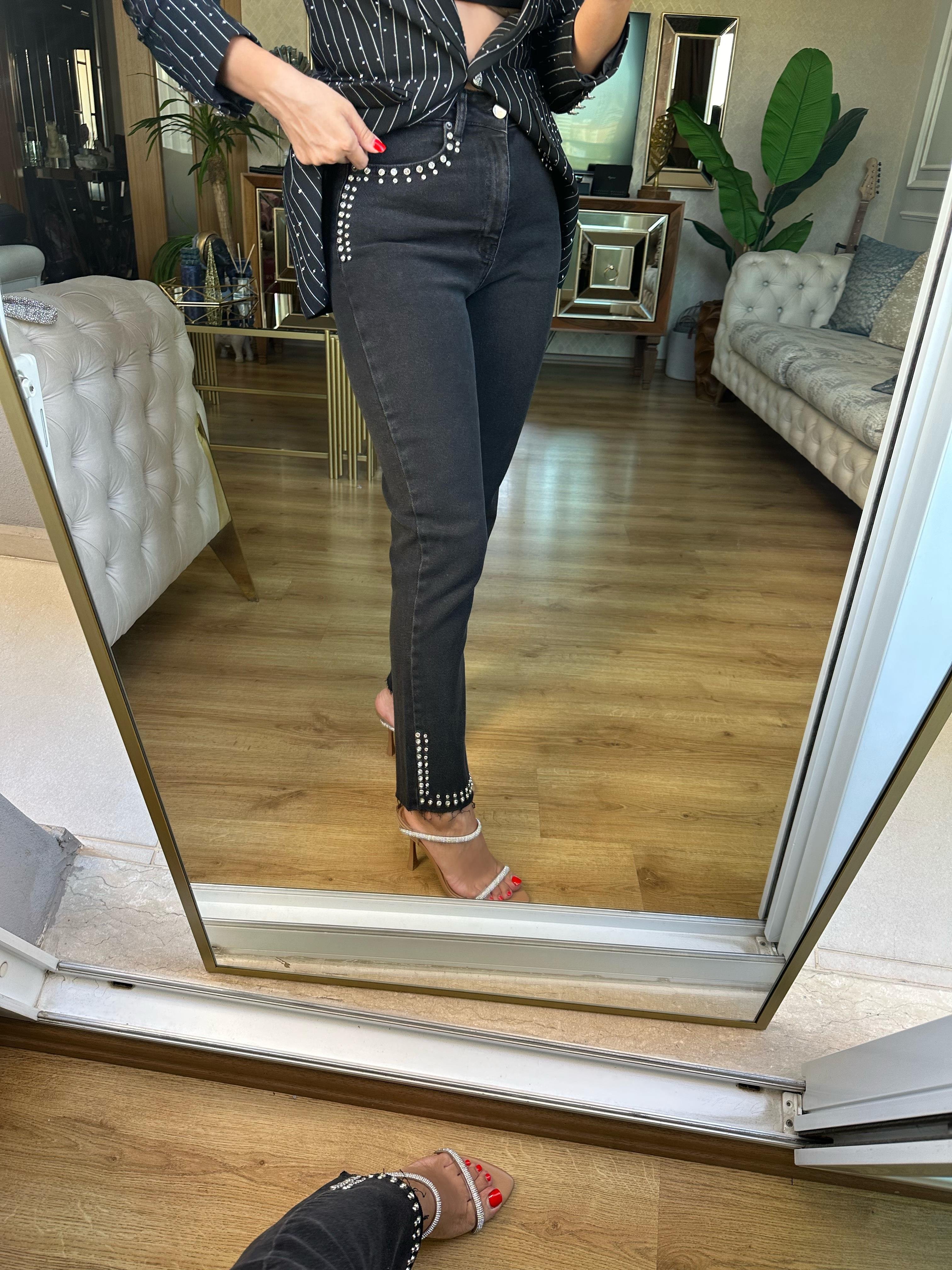 8597 Cepleri ve Paçaları Taşlı Mom Jean