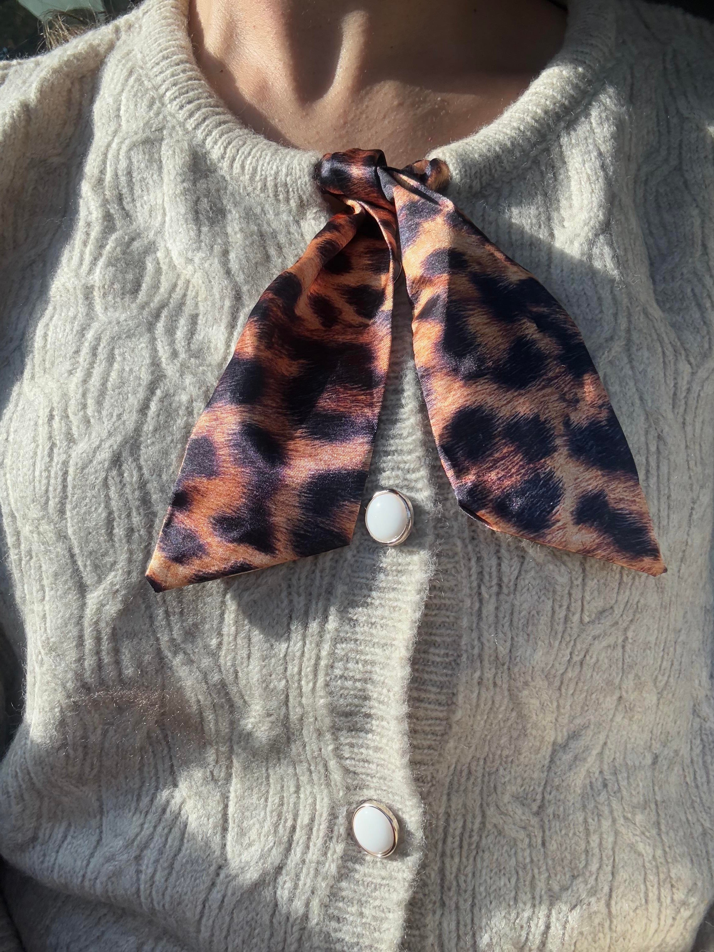 8929 Leopar Fularlı Hırka