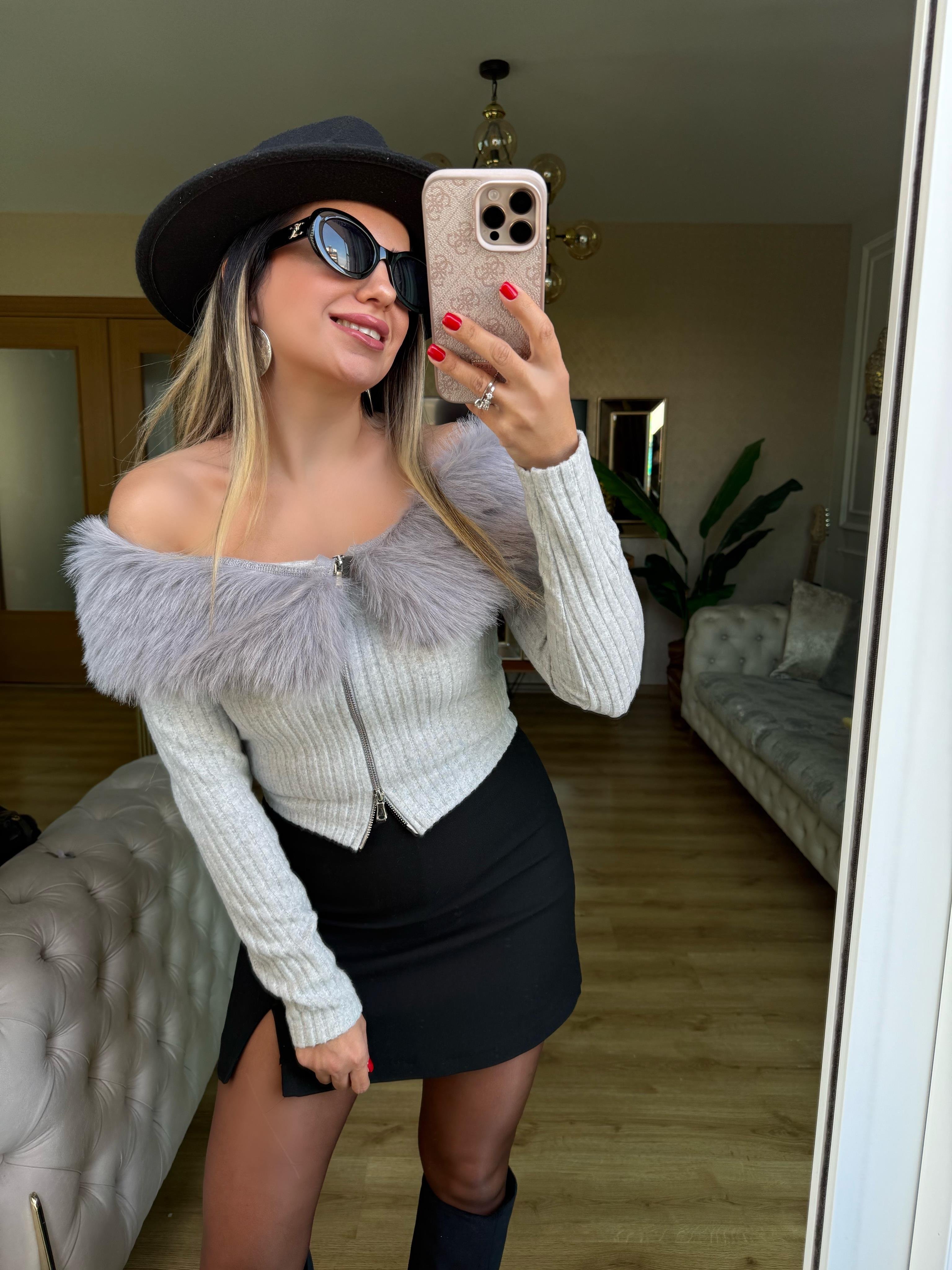 9057 Kayık Yaka Kürk Detaylı Fitilli Bluz