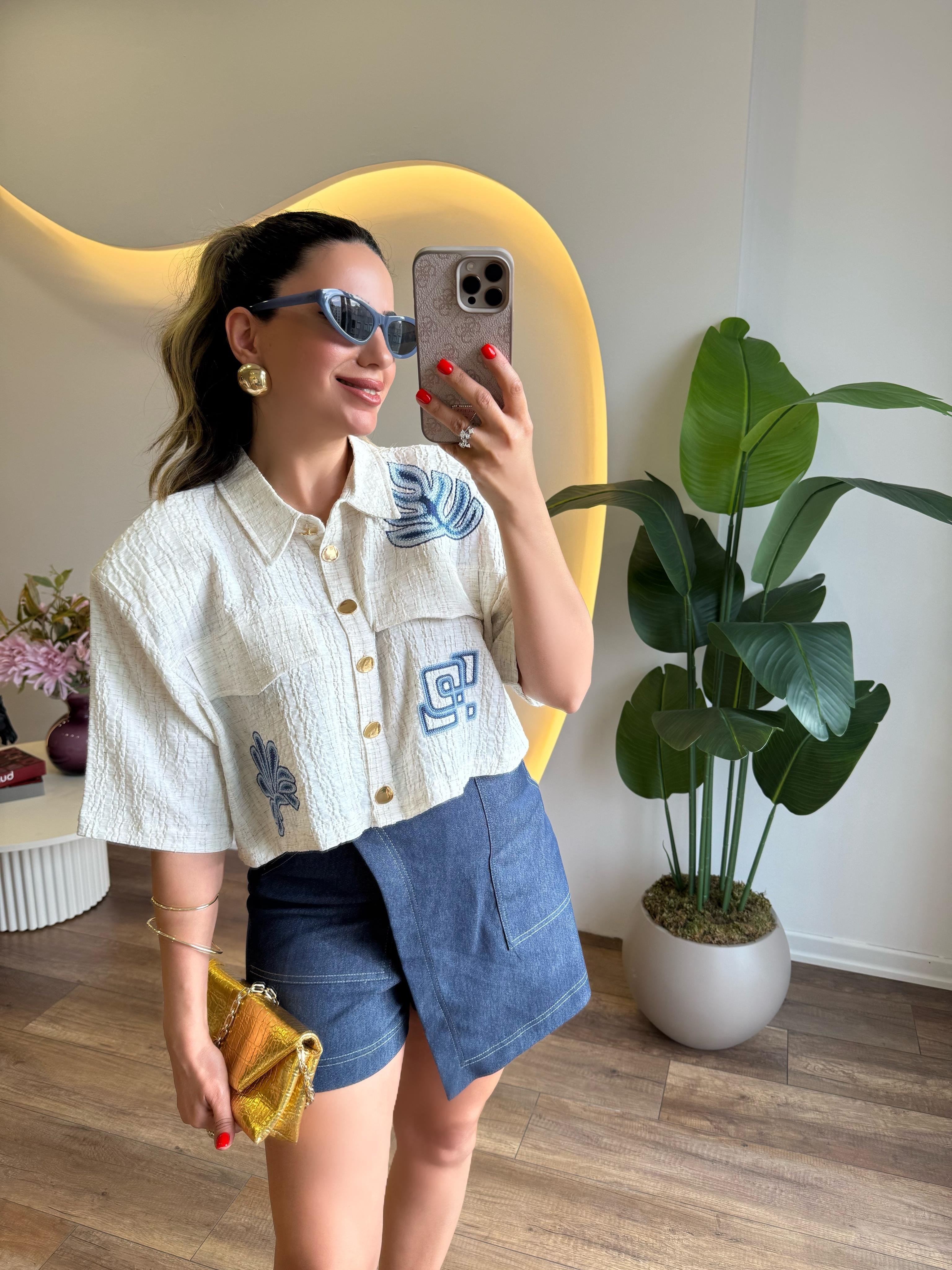 9707 Bej Üzeri Mavi Çiçek İşlemeli Gömlek