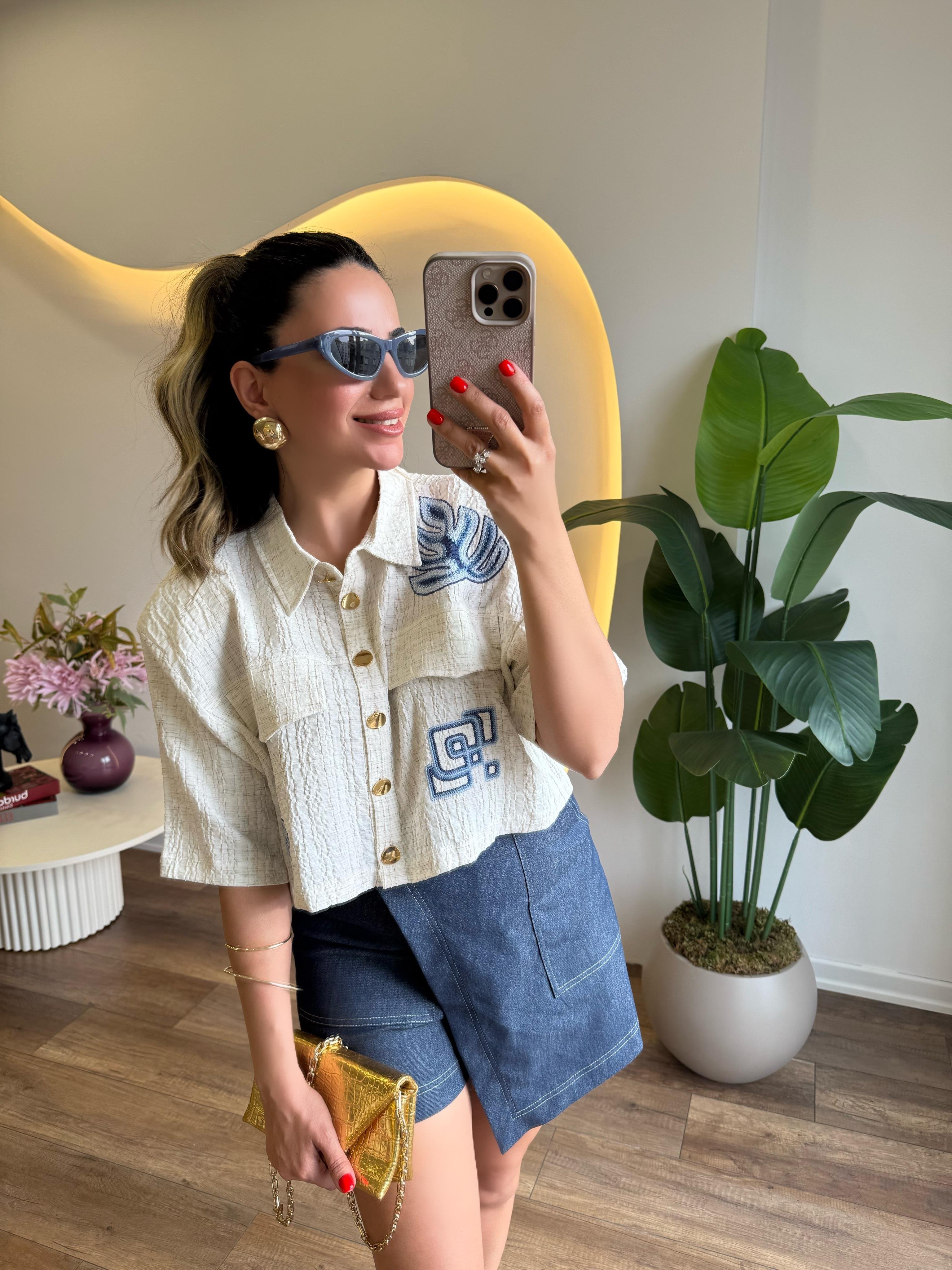 9707 Bej Üzeri Mavi Çiçek İşlemeli Gömlek